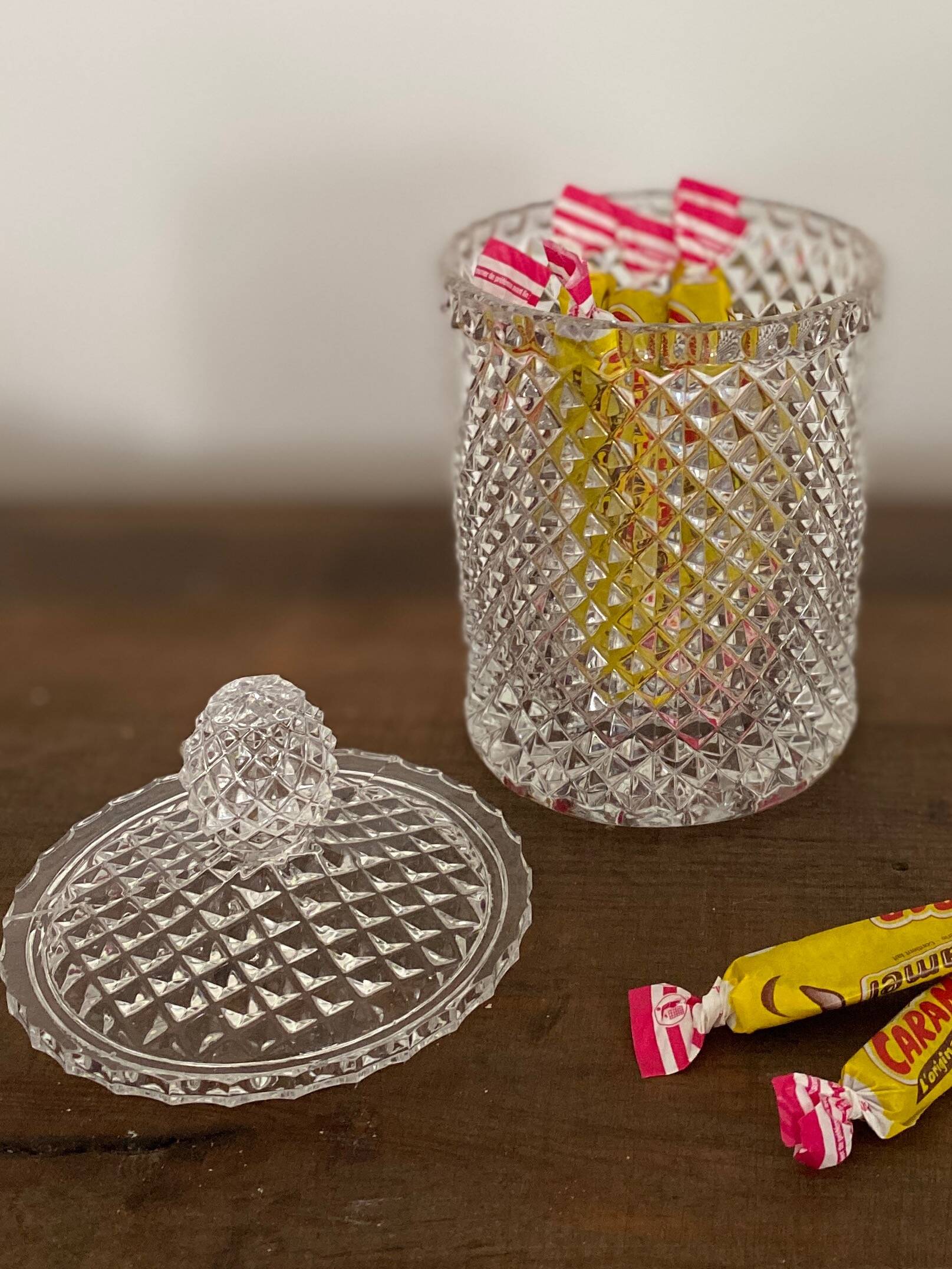 Bonbonniere, diamond-cut crystal pot with vintage lid