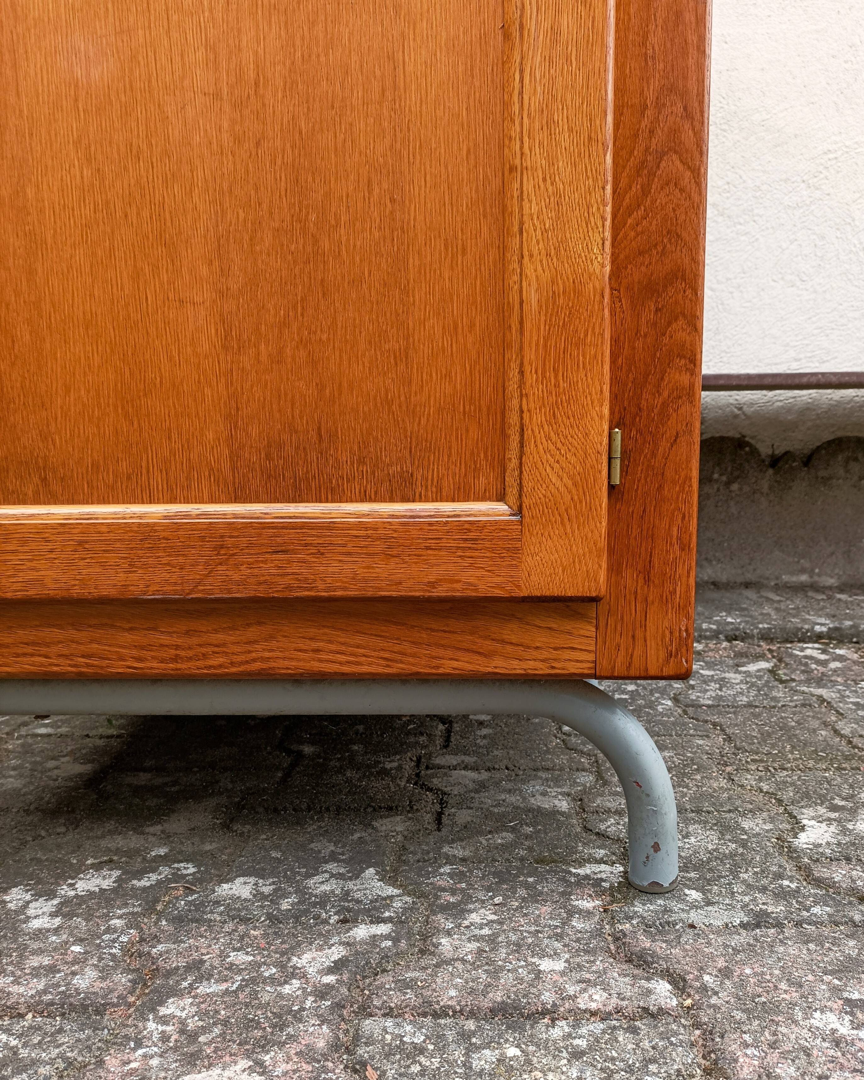 Ancien vestiaire d'internat chêne doré