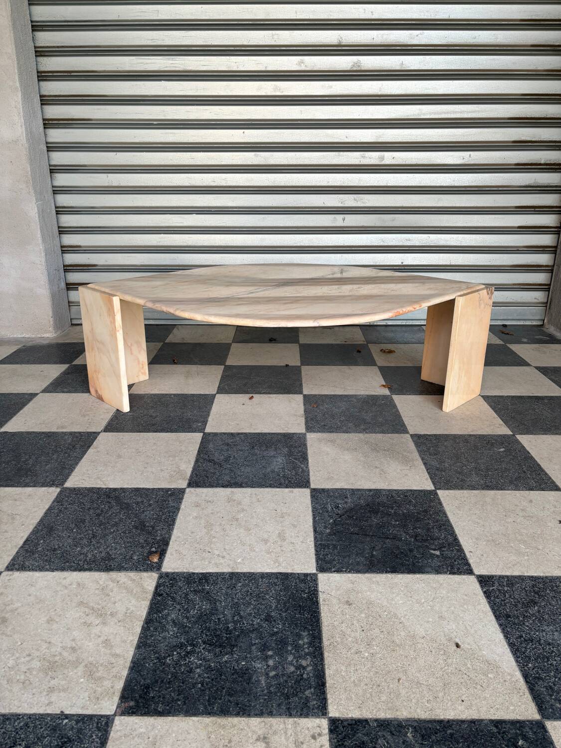 Table basse vintage en marbre rose