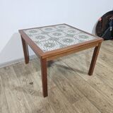 Table en teck avec céramiques, Danemark, années 1960.