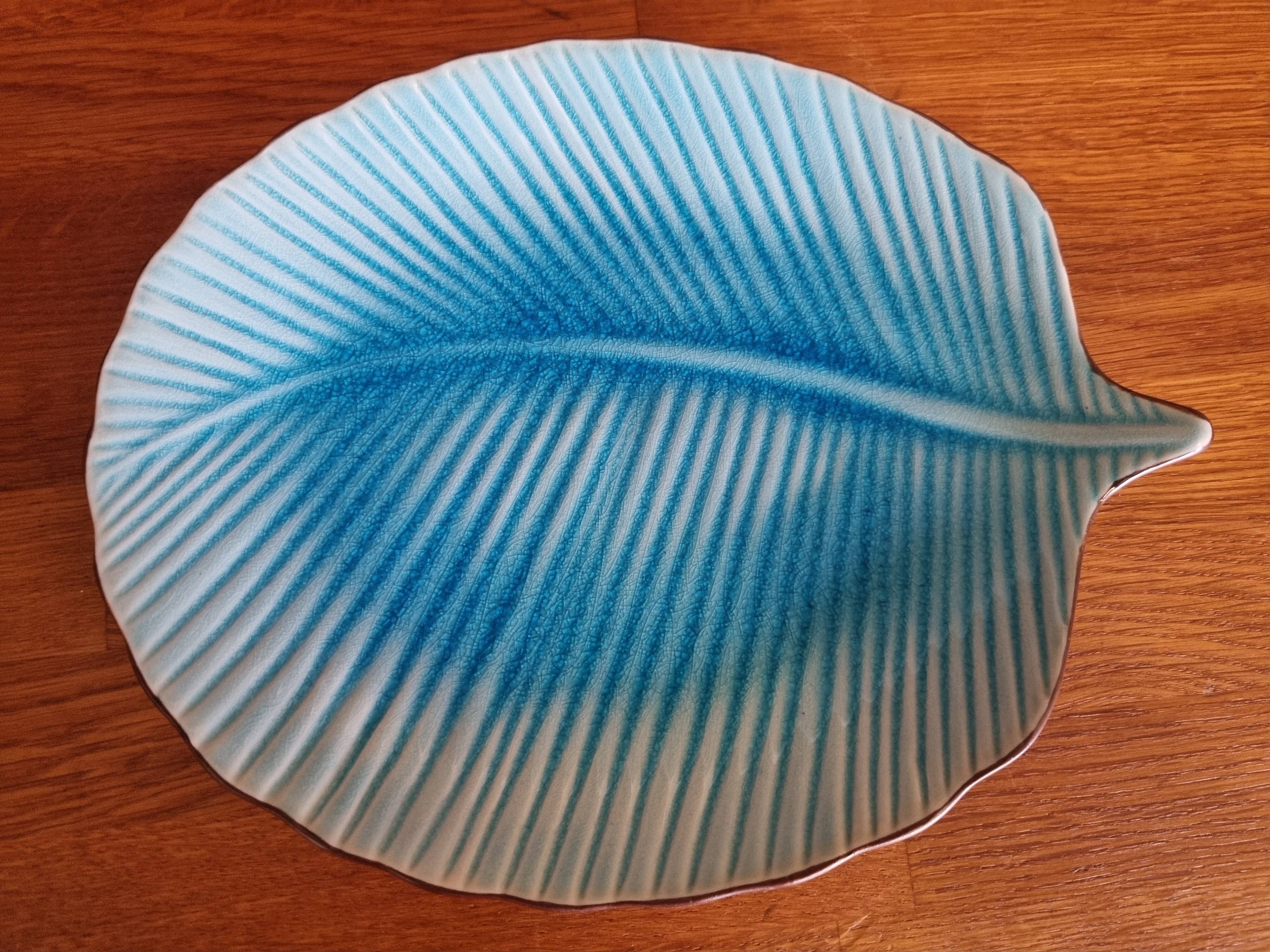 Turquoise leaf-shaped presentation plate
