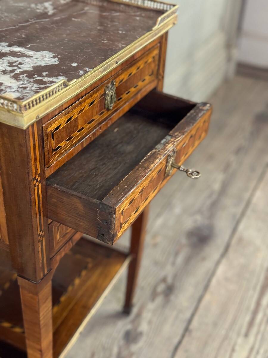 Table d’appoint ou chiffonnière Louis XVI en bois de plaquage, galerie de laiton, fin du XVIIIè