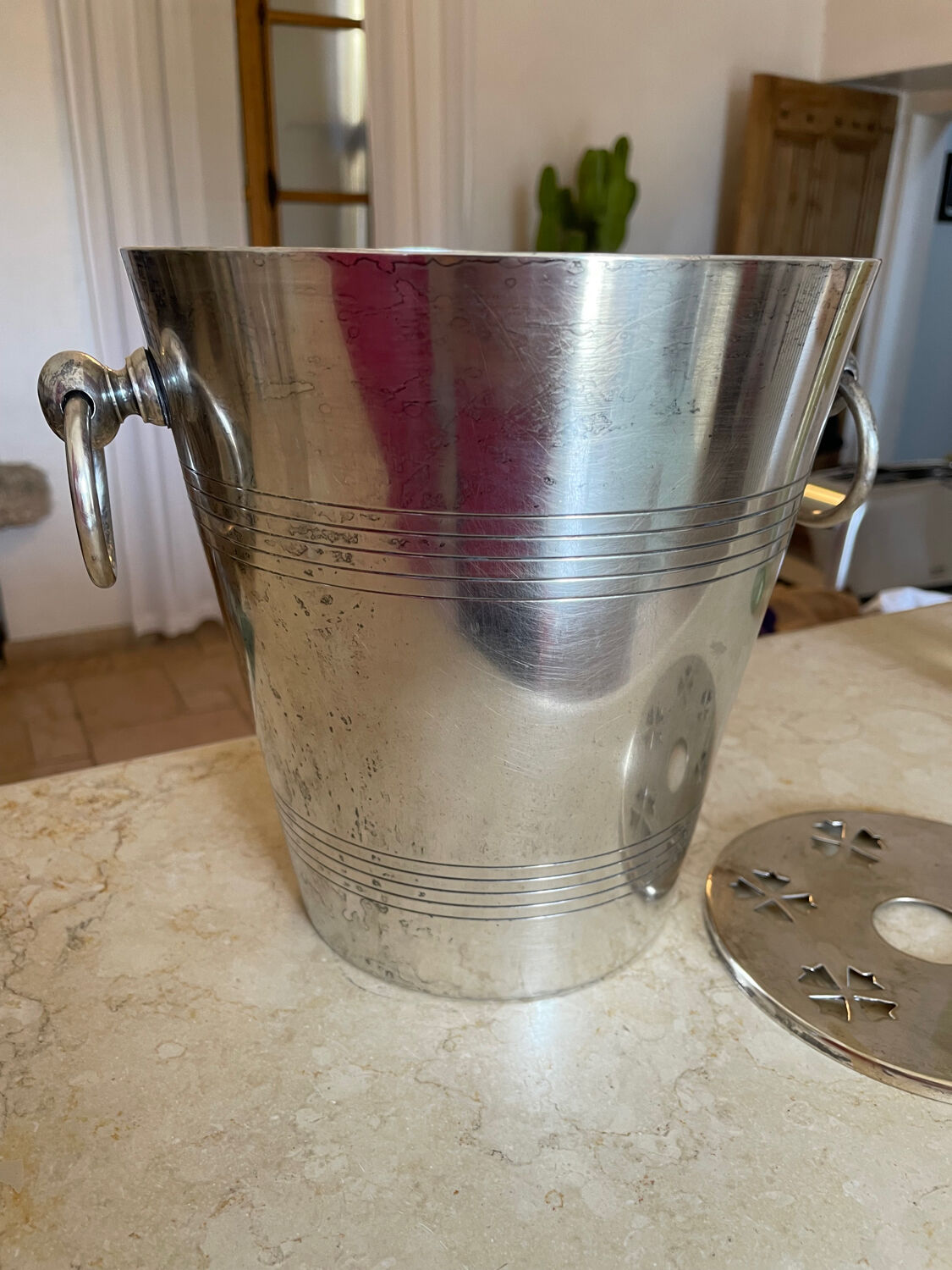 Champagne bucket with its fund