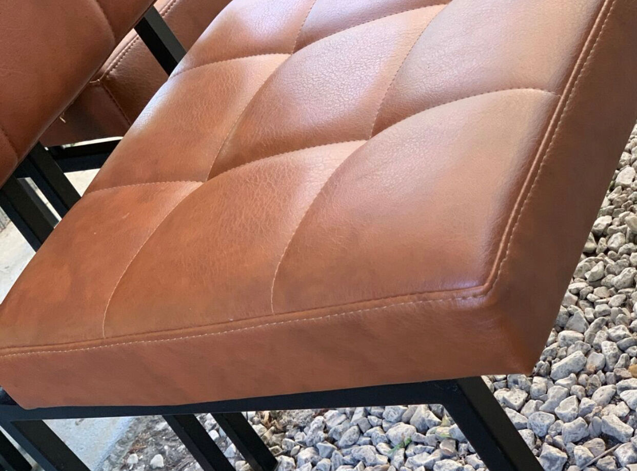 Suite de 5 chauffeuses skaï fauve 1950