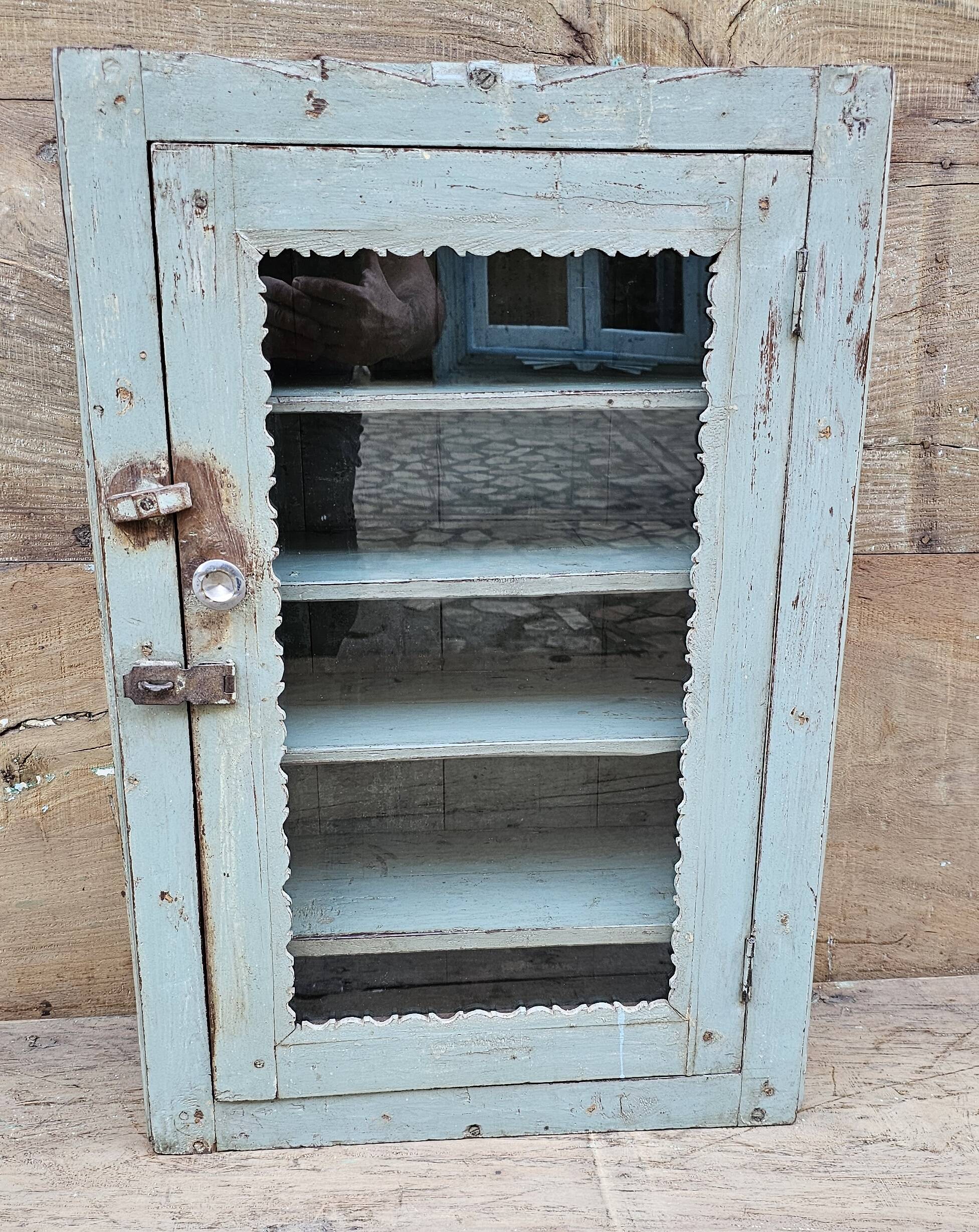 Ancienne vitrine murale Art déco en teck birman
