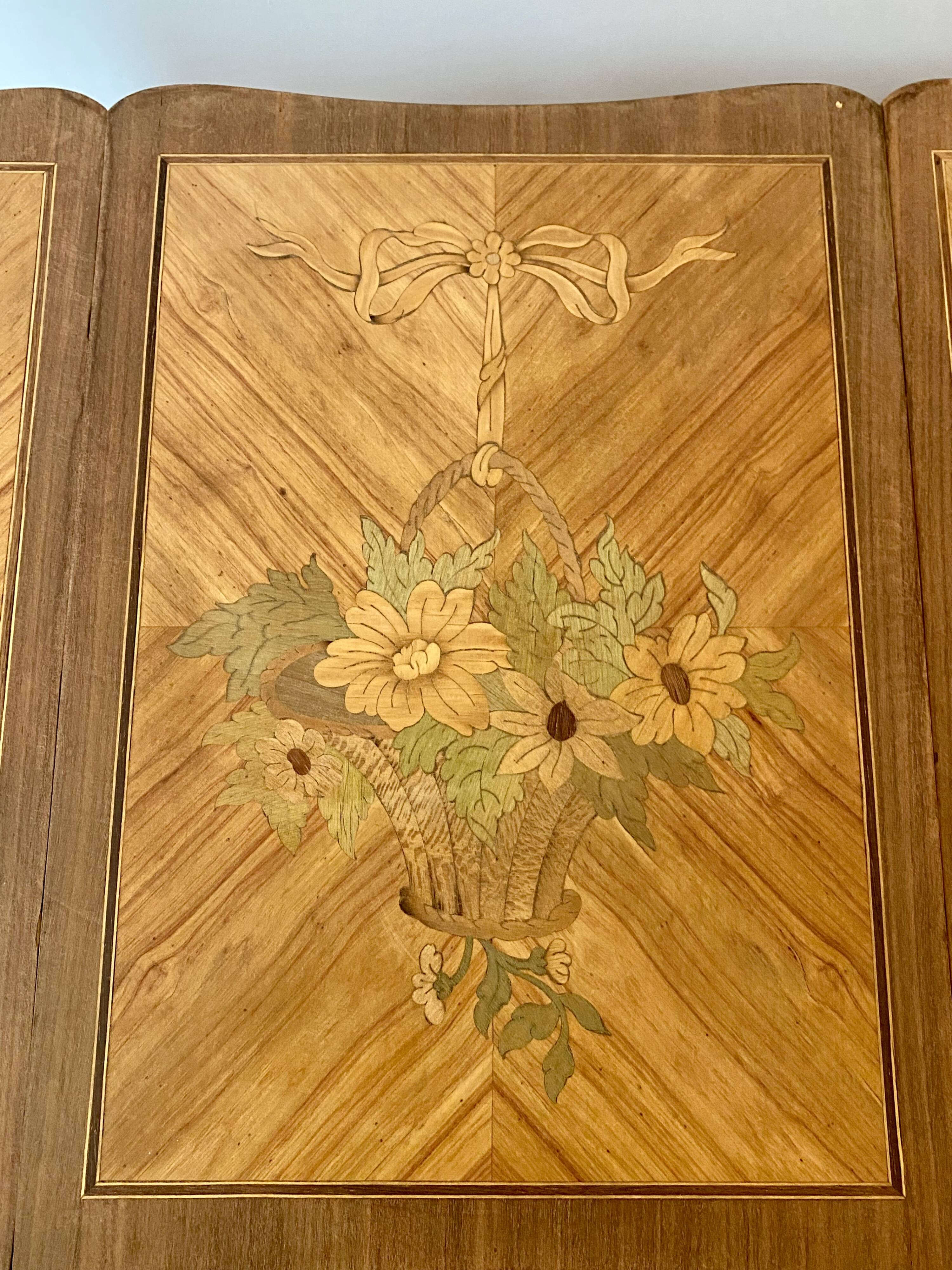 Coiffeuse en marqueterie de fleurs style Louis XV