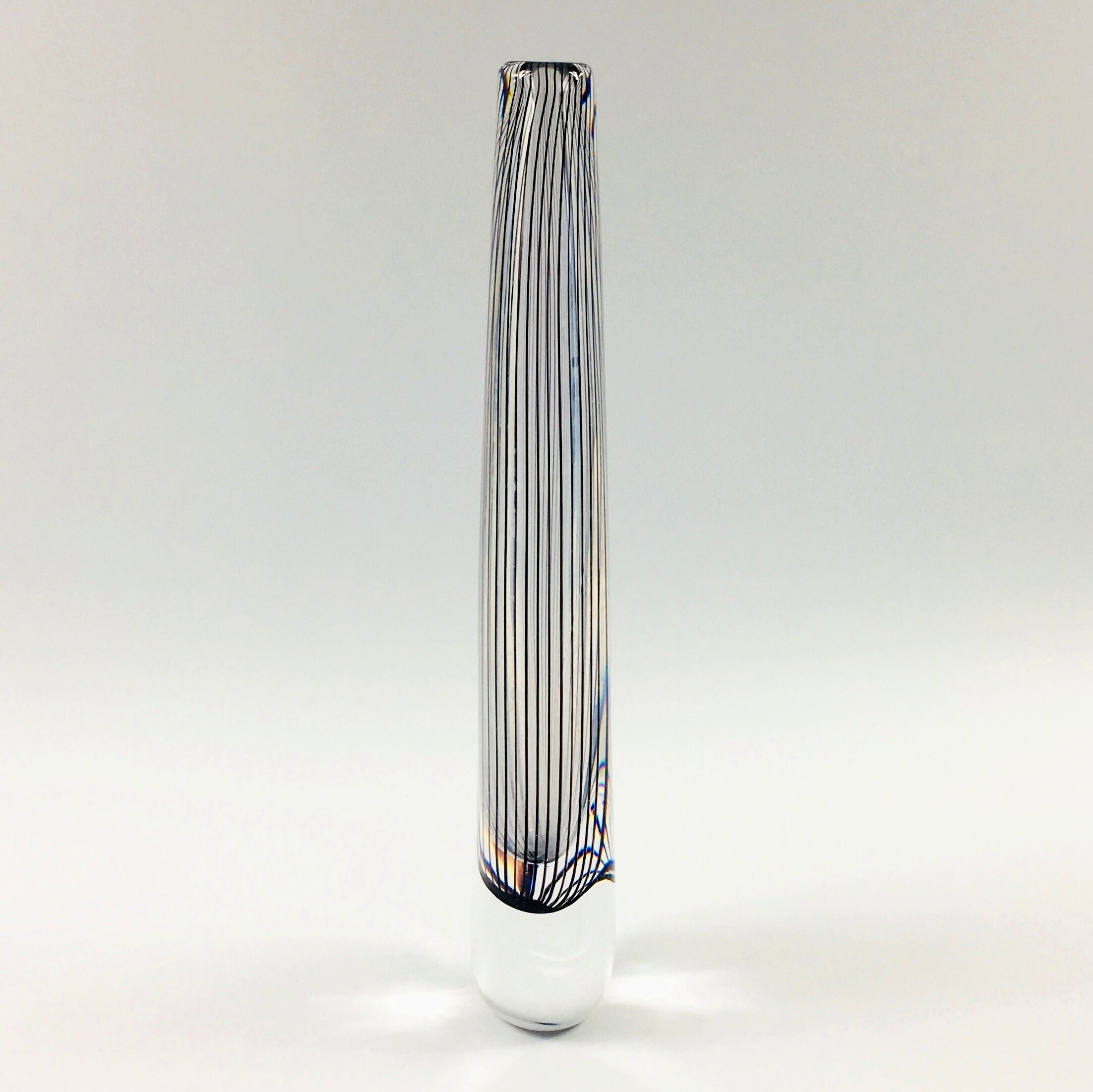 Vase scandinave en verre rayé du milieu du siècle par Vicke Lindstrand pour Kosta Suède années 1950