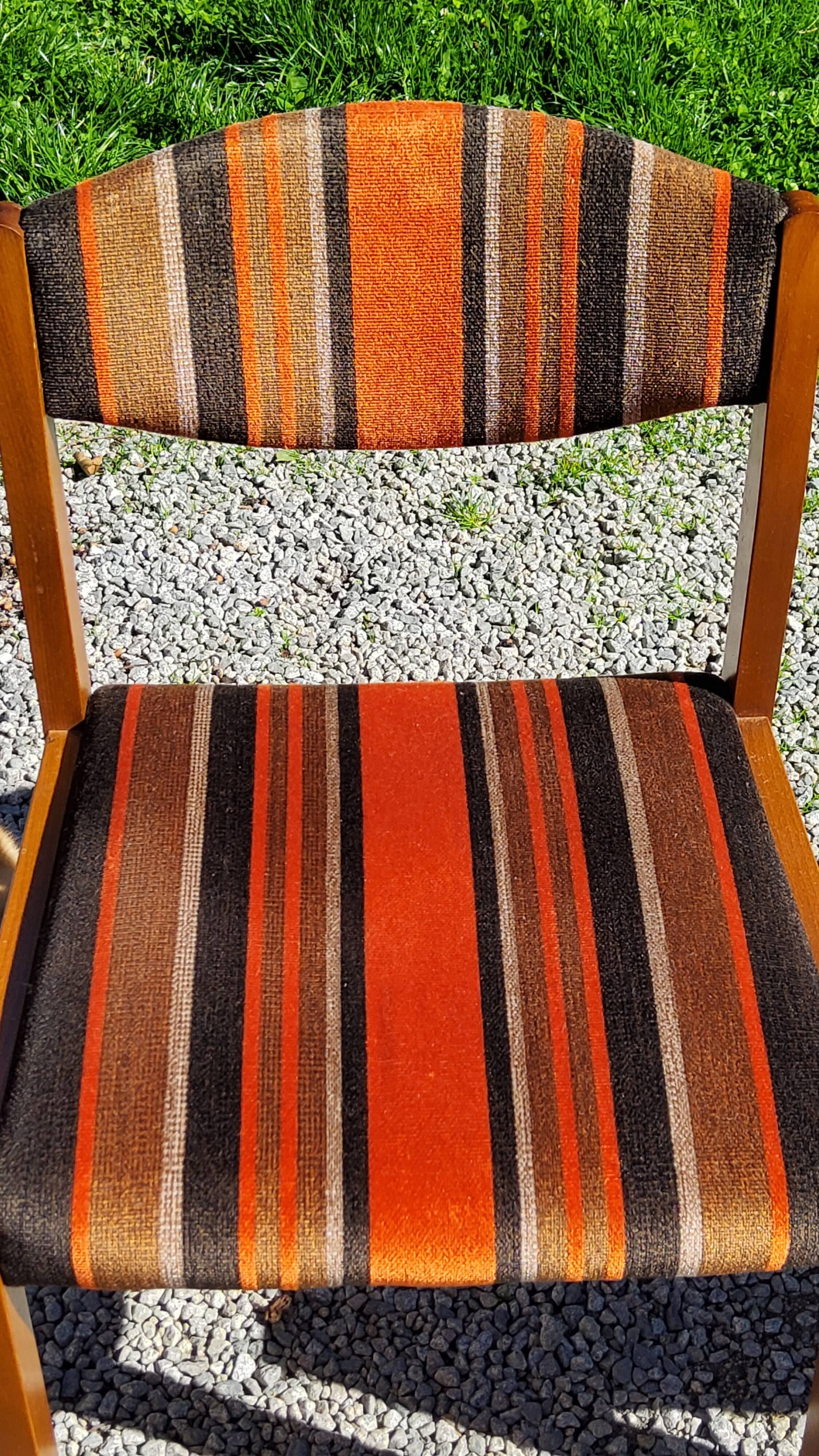 Set of 5 70s designer chairs in beech and orange and brown velvet Self éditeur