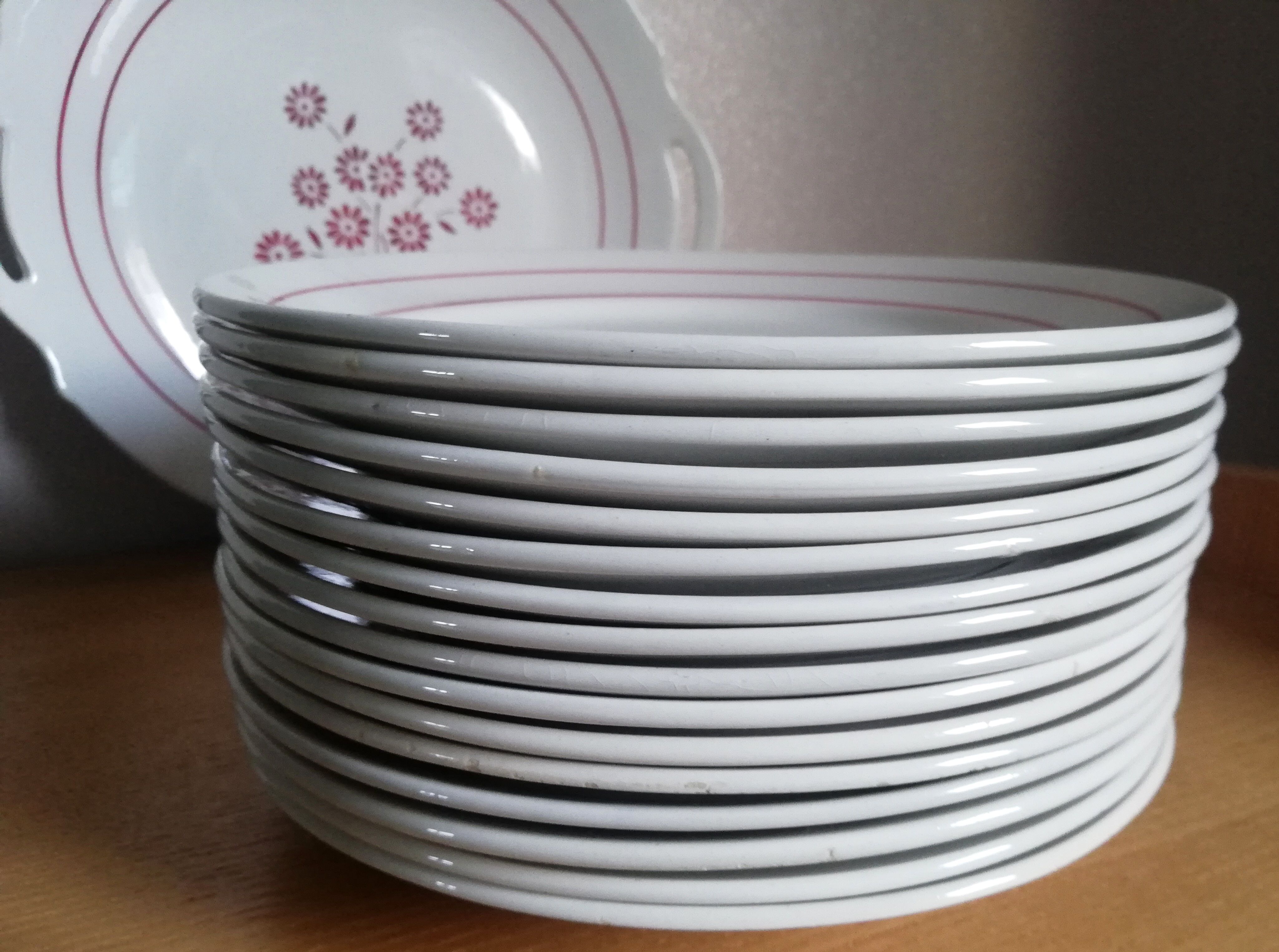 Service 18 assiettes plates et un plat Lunéville modèle Martine
