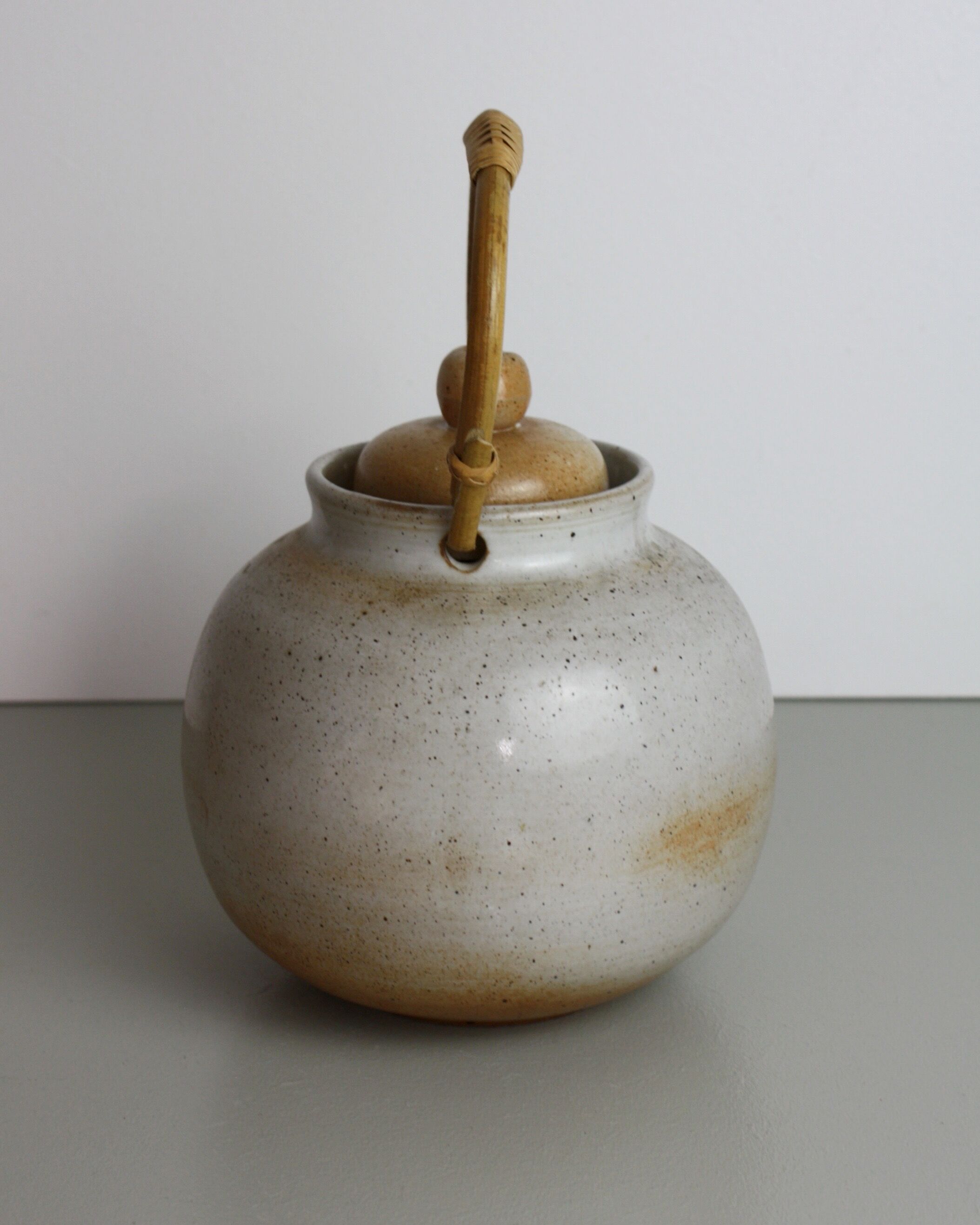 Round teapot with rattan handle Grès du Marais