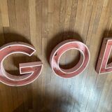 Lettres d'enseigne en métal rose "god" ou "dog"