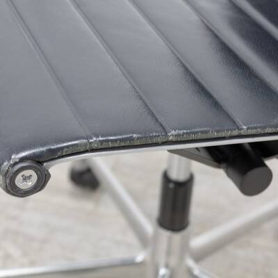 Vitra Aluminum Chair EA 118