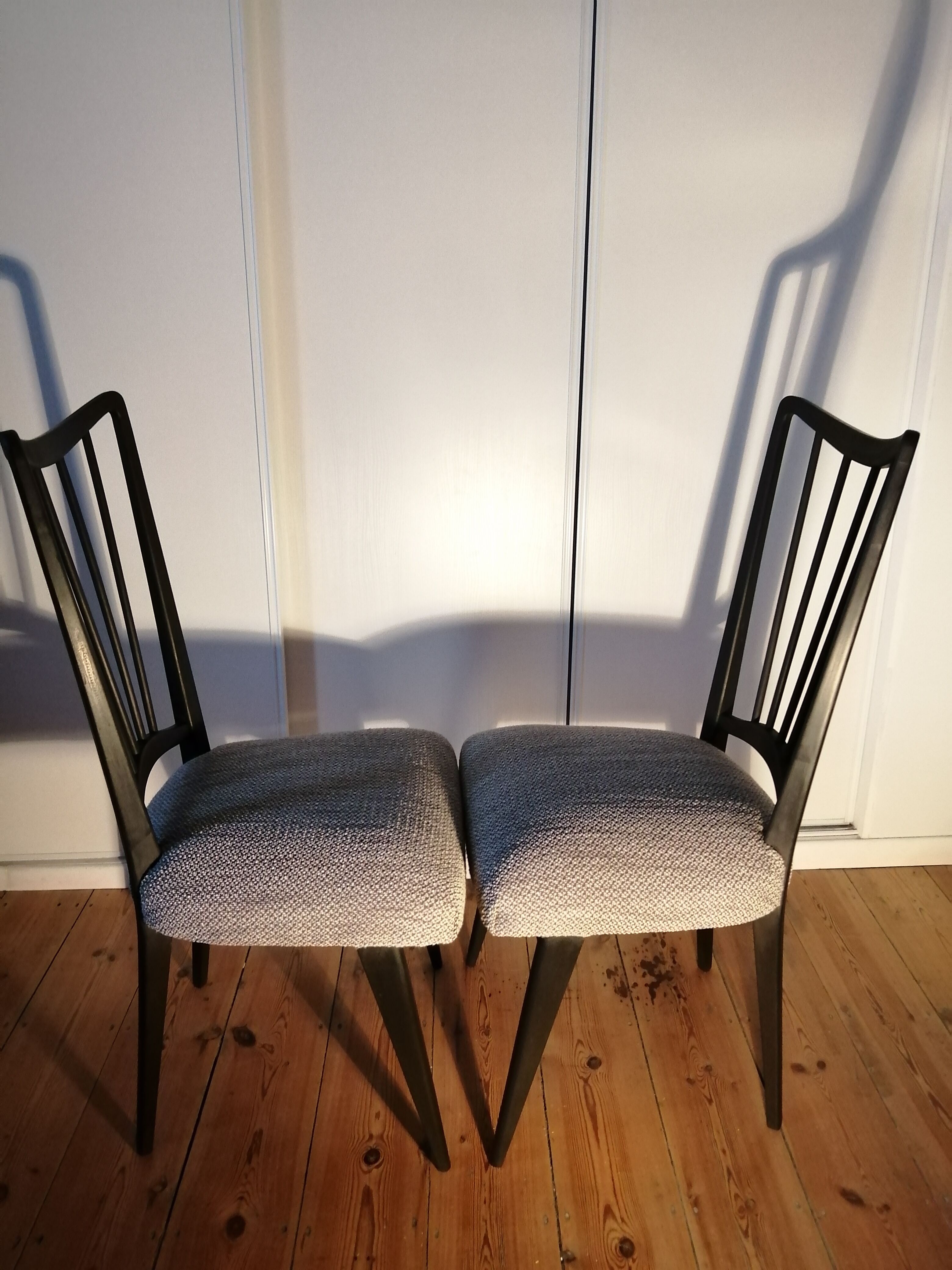 Lot 2 chairs wood fabric