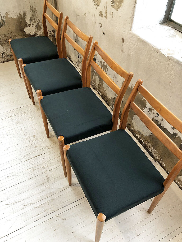 Set 4 green Scandinavian chairs