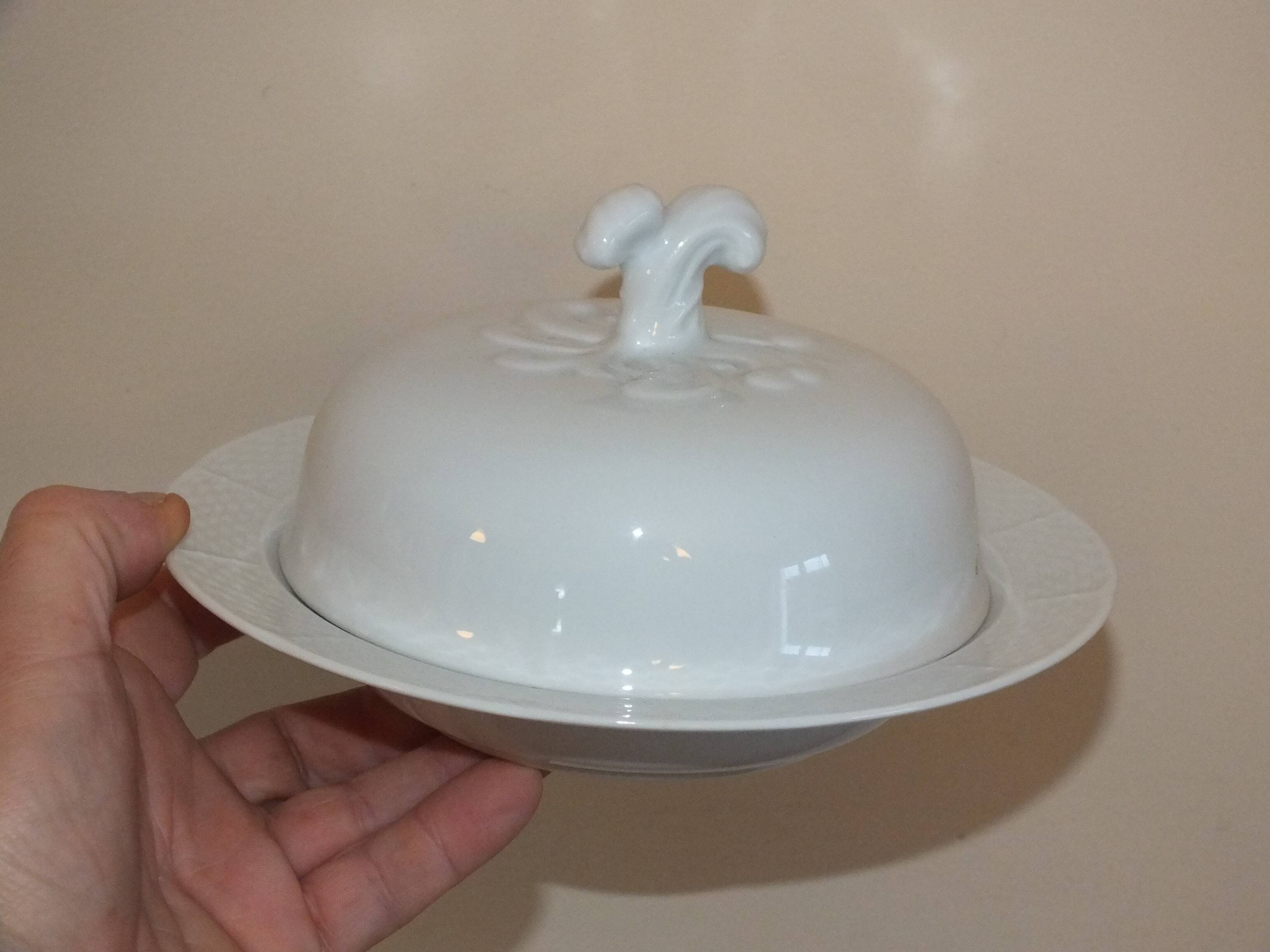 Beurrier ou fromager en porcelaine blanche
