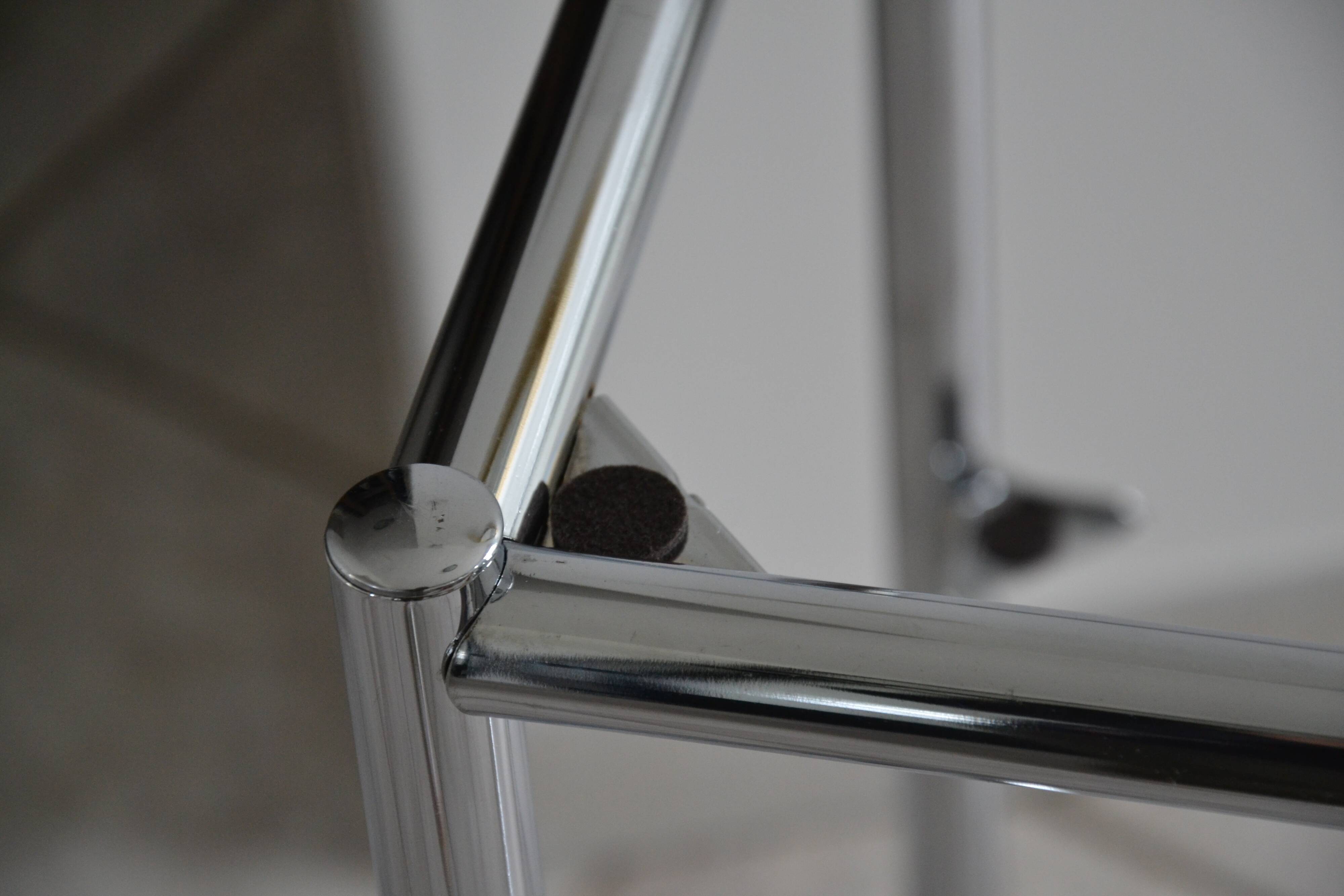 Console/étagère sur pied en acier chromé et verre fumé