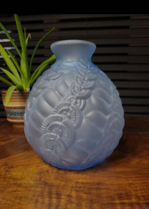 Vases art déco en persglas bleu livré à décor floral