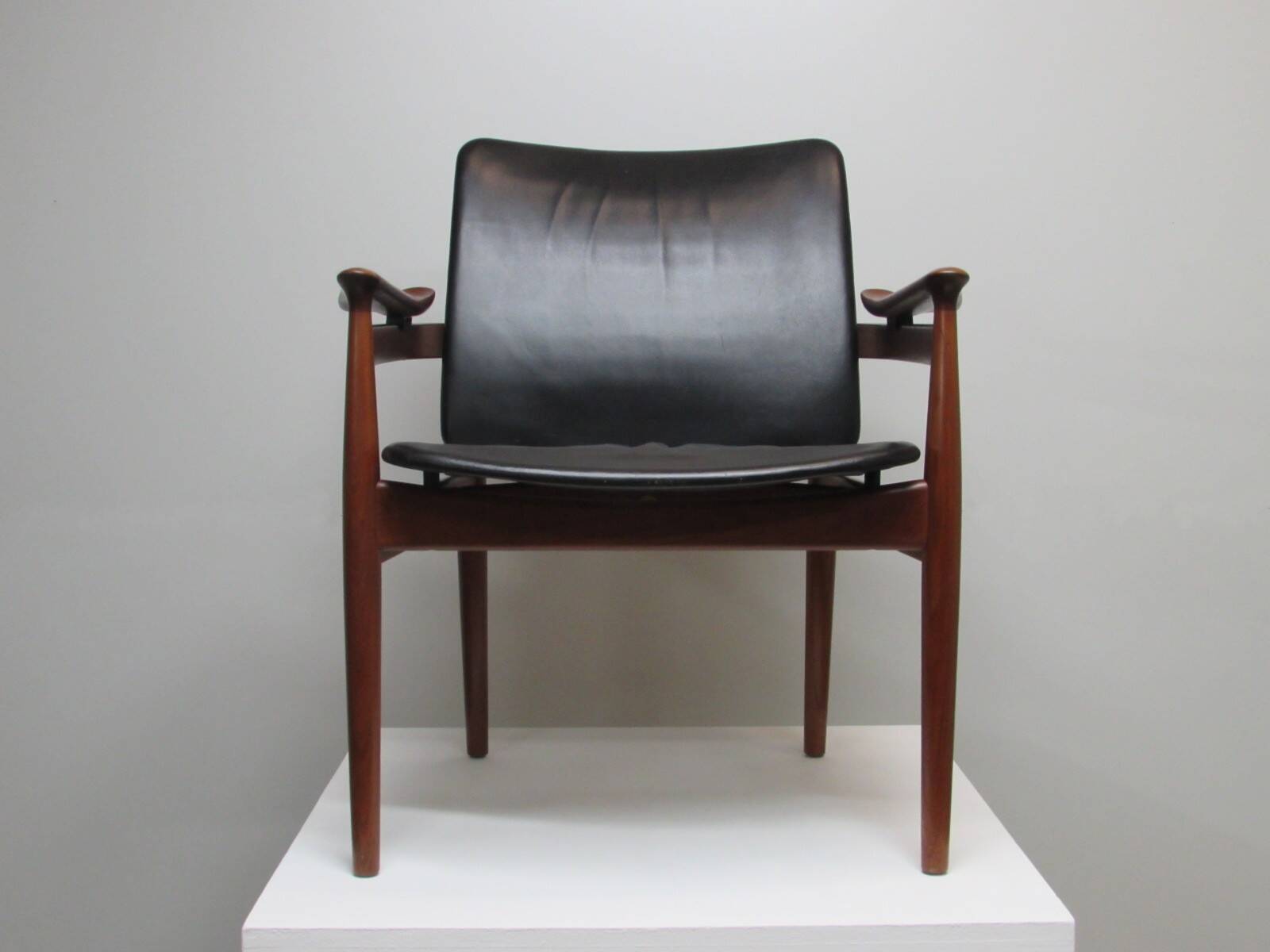 Finn Juhl model 192 in Teak, leather for France & Daverkosen