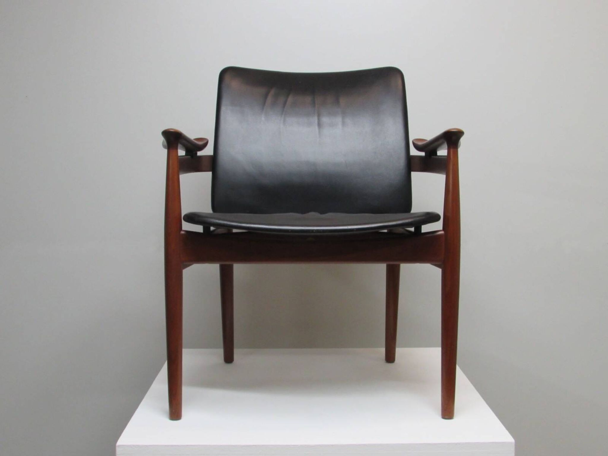 Finn Juhl model 192 in Teak, leather for France & Daverkosen