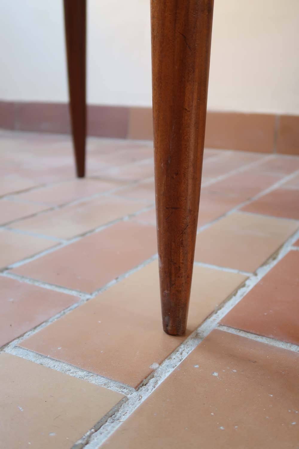 Scandinavian round table