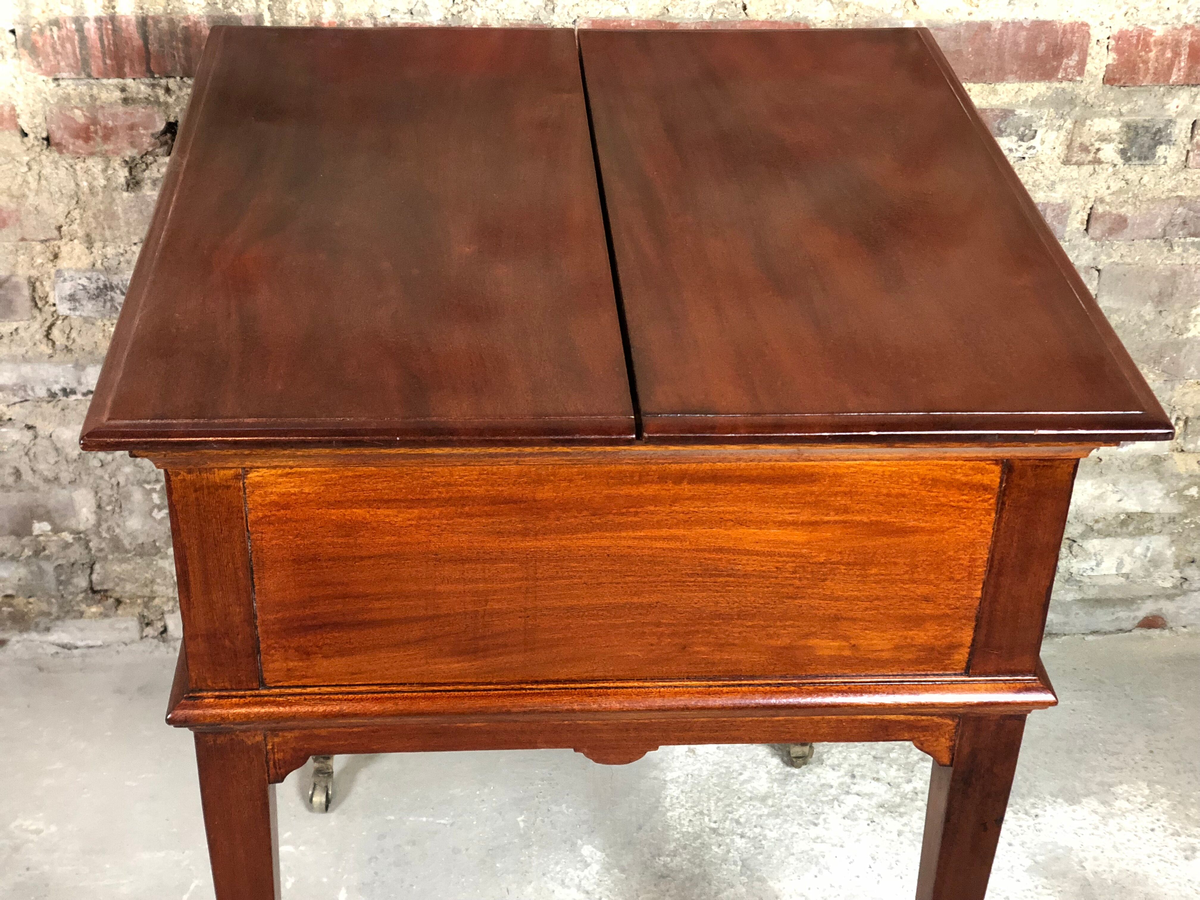 Table de bar anglais en acajou Mapple & Co