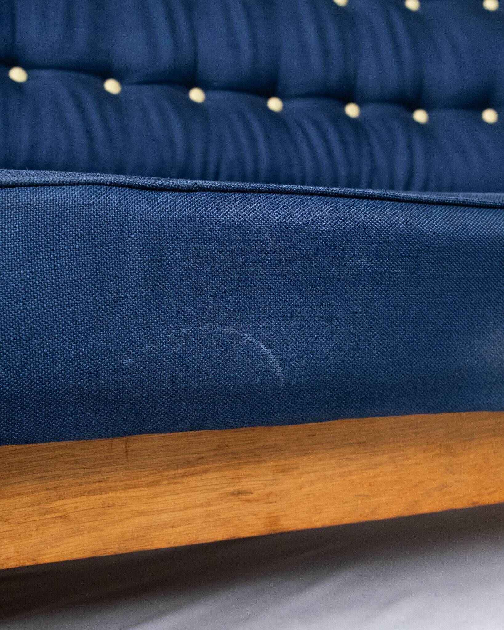 Grande banquette éventail d'angle en chêne, Guillerme et Chambron, 1970s