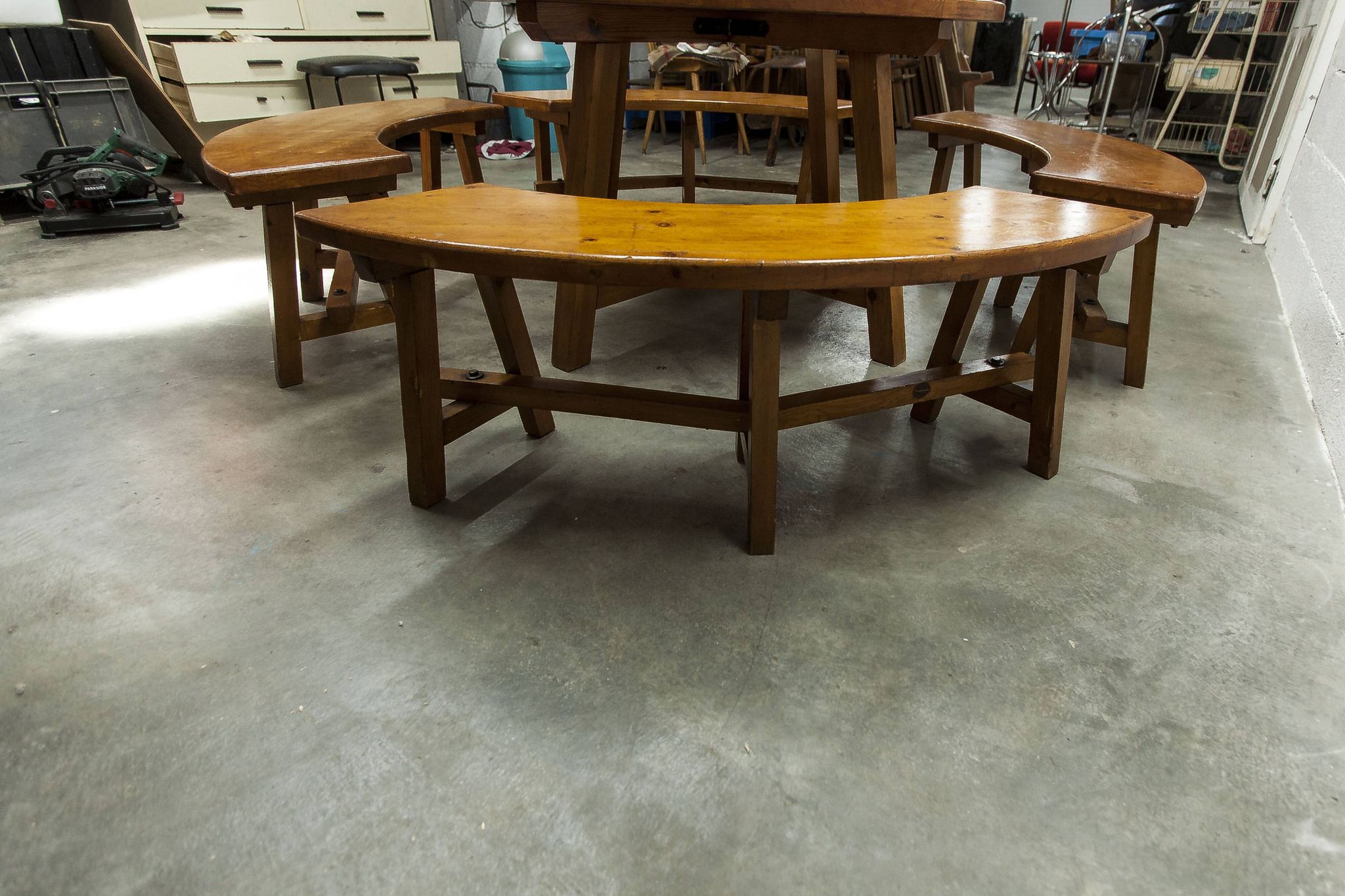 Brutalist ensemble round table 113cm and its 4 rounded stools 1960