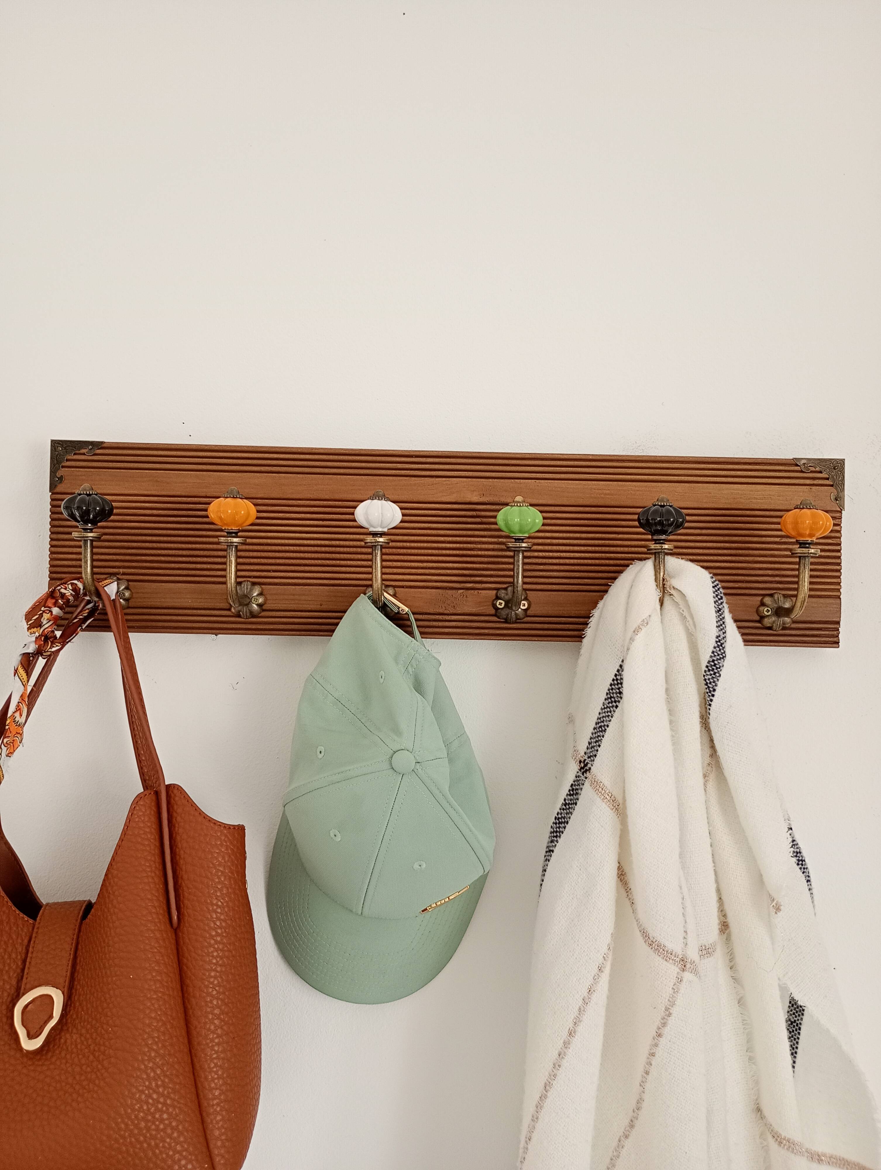 Vintage wall coat rack 60 cm – 6 metal hooks and ceramic knobs