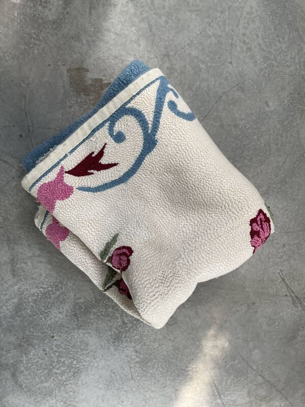 Tapis en laine blanc et bleu fleuri