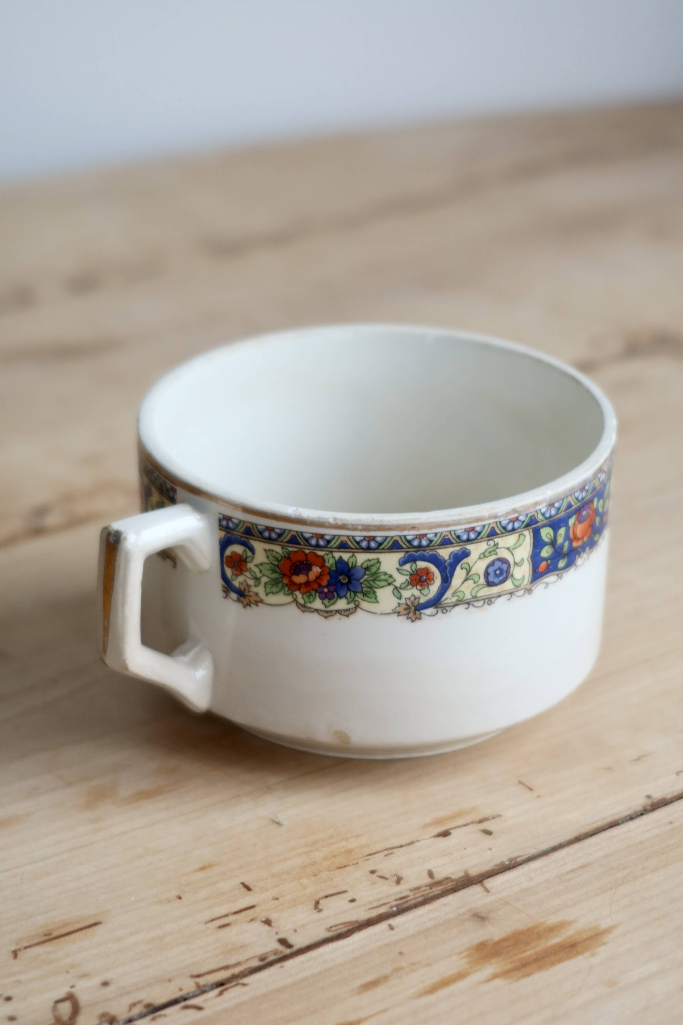 Ivory iron earth chocolate cup - Polychrome frieze decoration