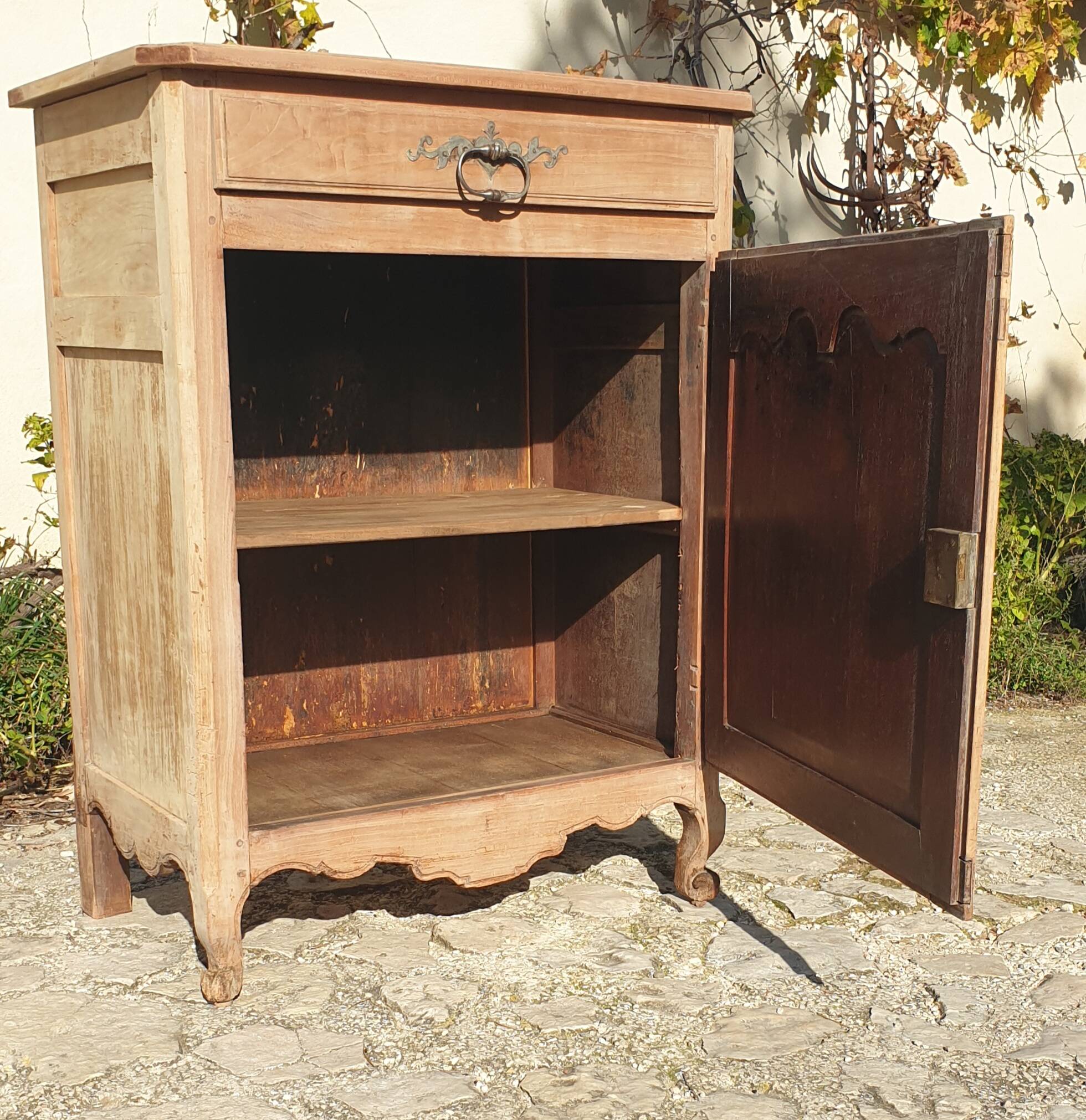 Confiturier en bois naturel, ferronneries en fer forgé