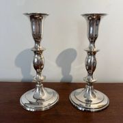Paire de bougeoirs  en métal argenté