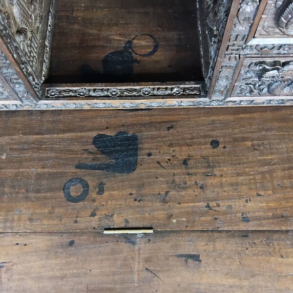 Secrétaire chinois du 19e siècle avec sculpture de dragon en bois.