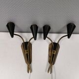 Un ensemble d'appliques en métal laqué noir avec détails en laiton