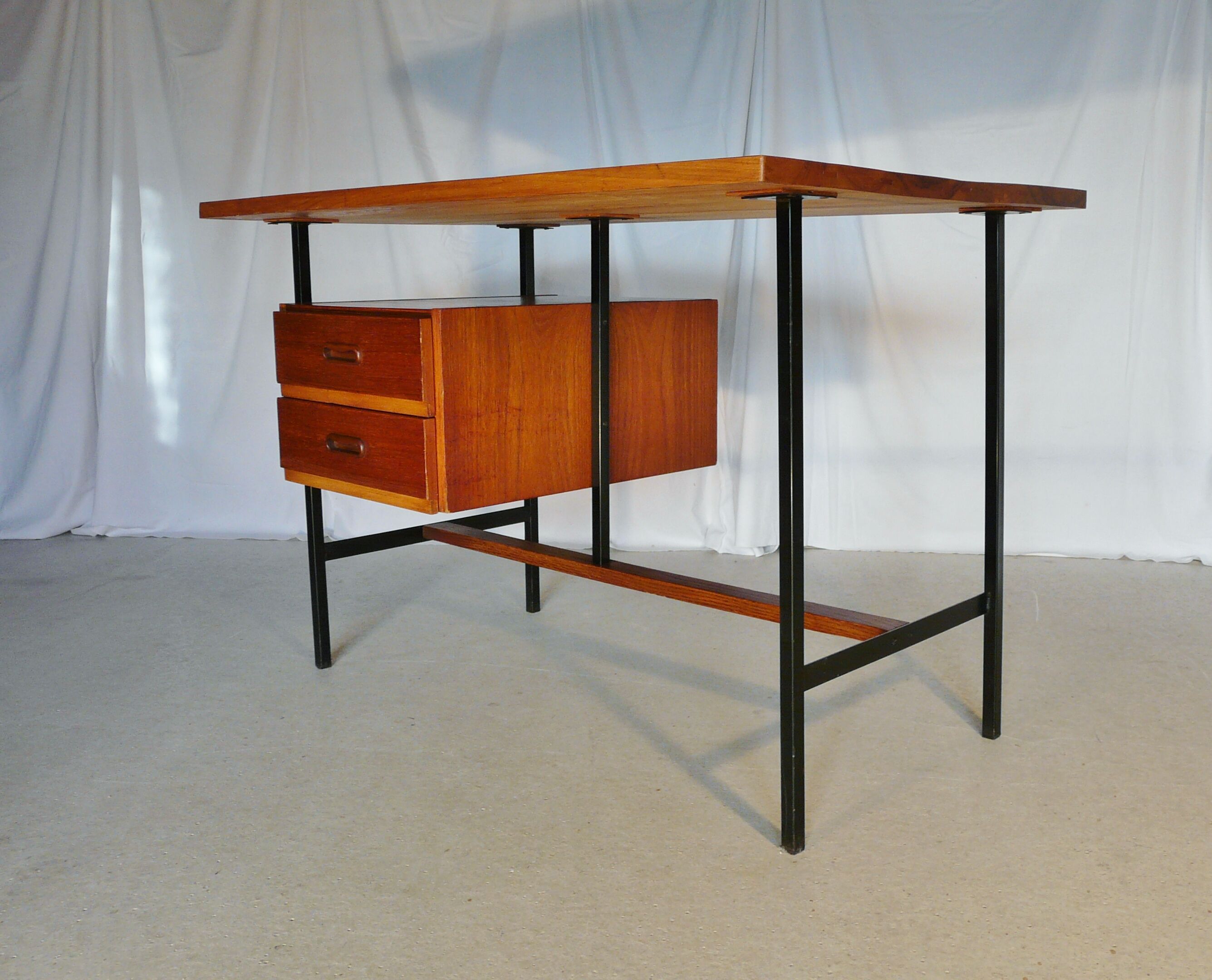 Modernist vintage desk in wood and black lace-up steel