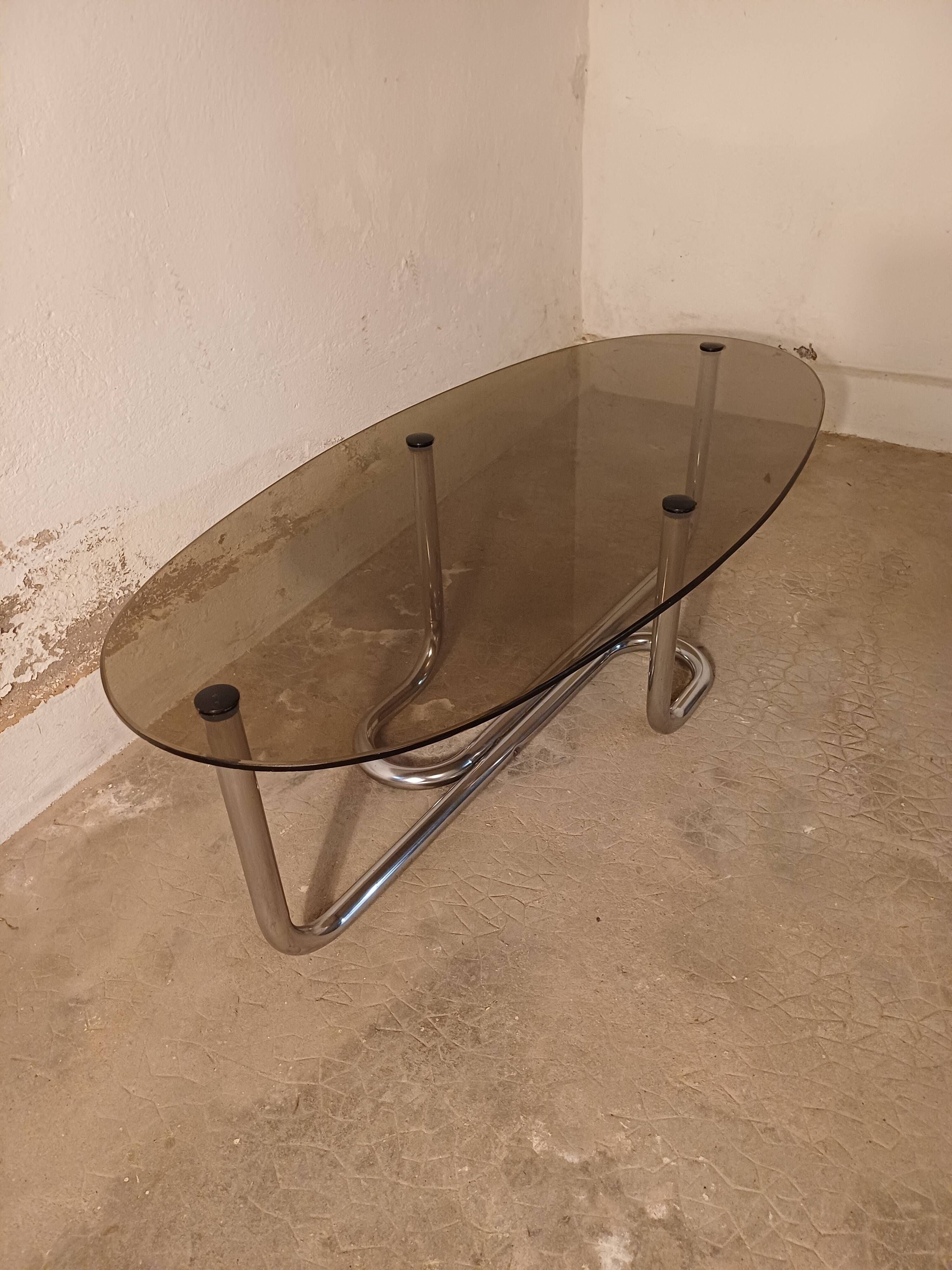Table basse en verre fumé et métal chromé