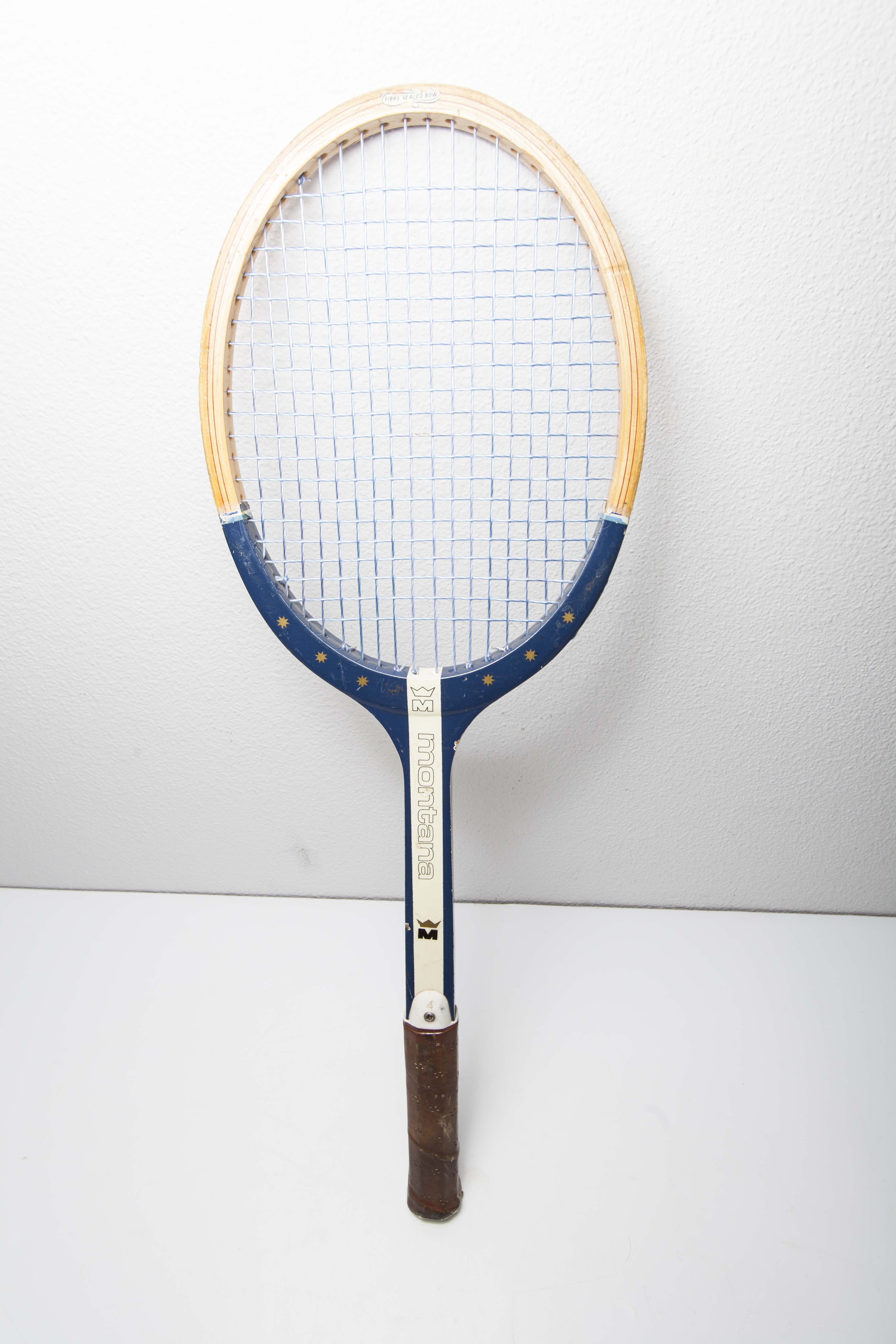 Blue Montana M505 racket with leather bag