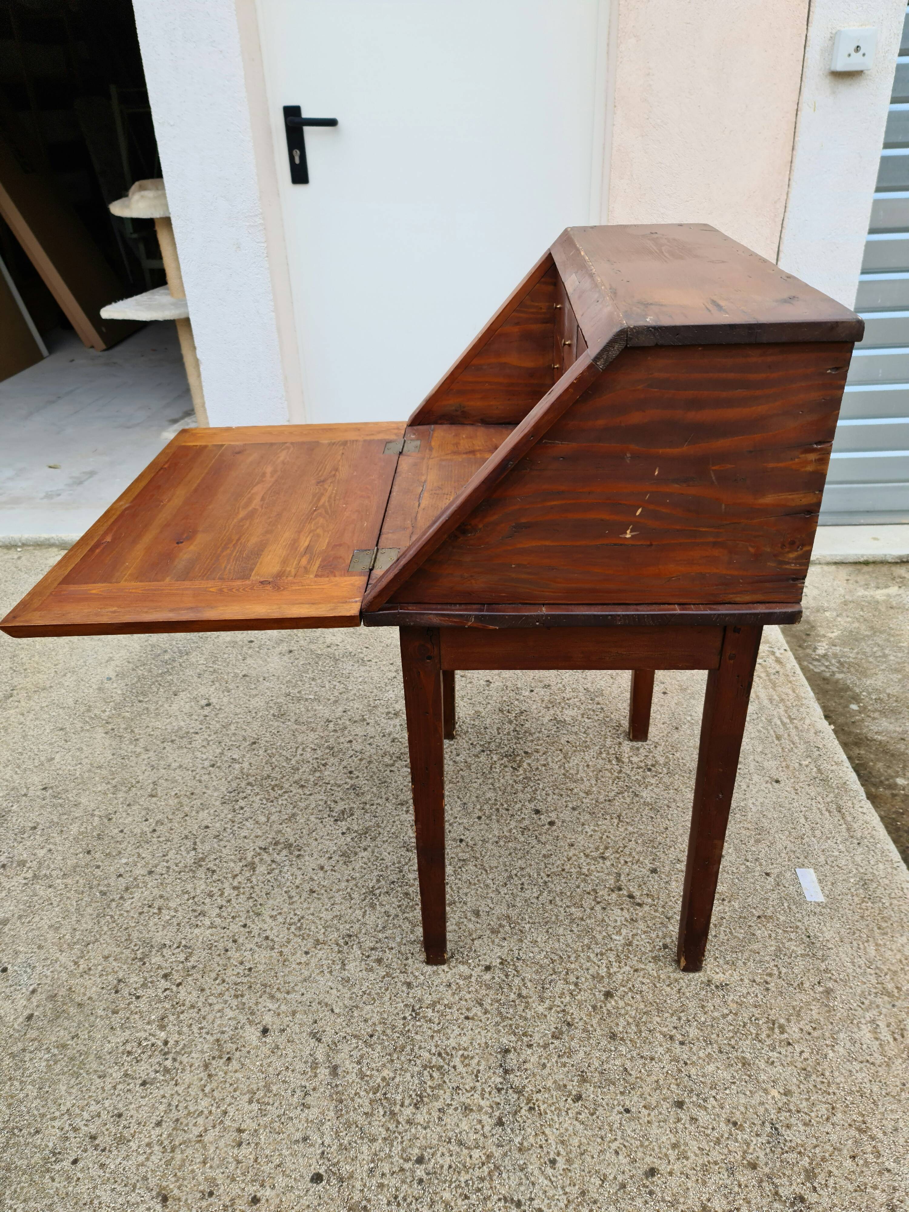 Secrétaire de pente ancien