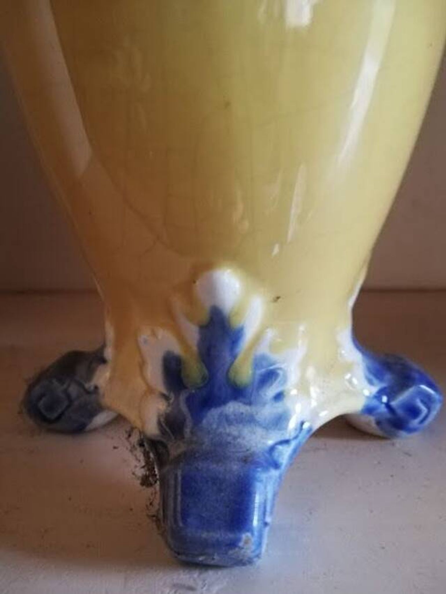 Paire de vases en barbotine