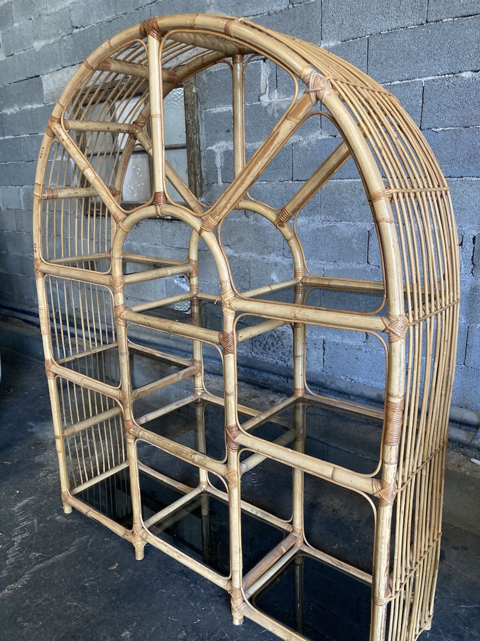 Etagère en rotin à 9 plateaux en verre