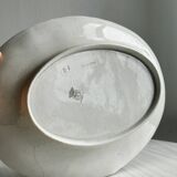 Plat ovale ancien en faïence, décor néoclassique noir et blanc