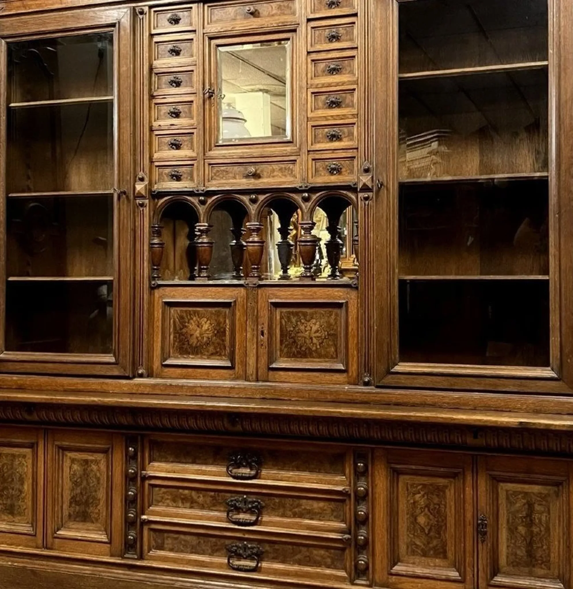 Important double-sided display case – Renaissance style – Walnut and burl