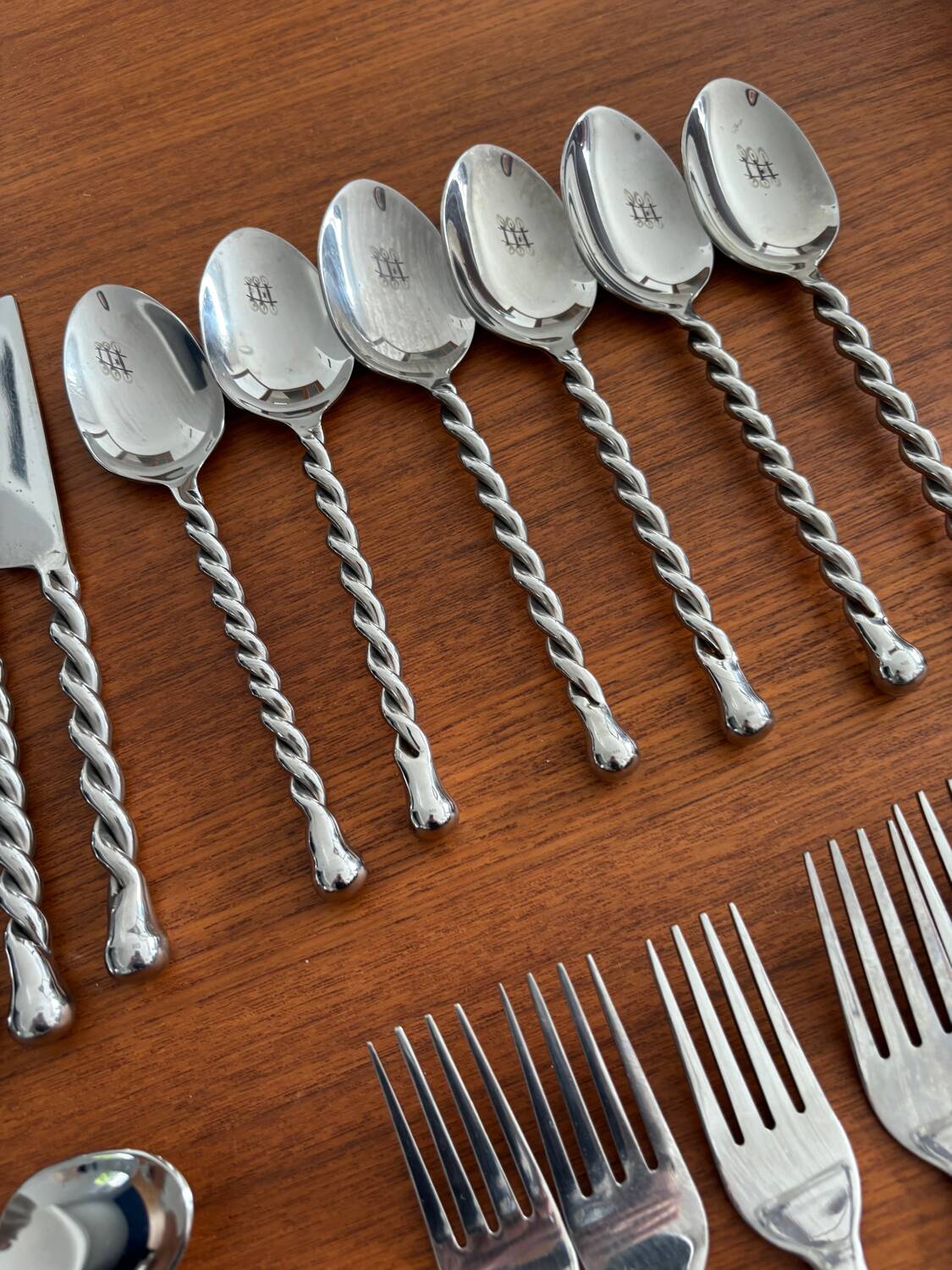 Stainless steel cutlery set with twisted handles – Design cutlery set