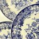 Set de 8 assiettes plates en faïence bleue, décor floral et oiseaux, XXe