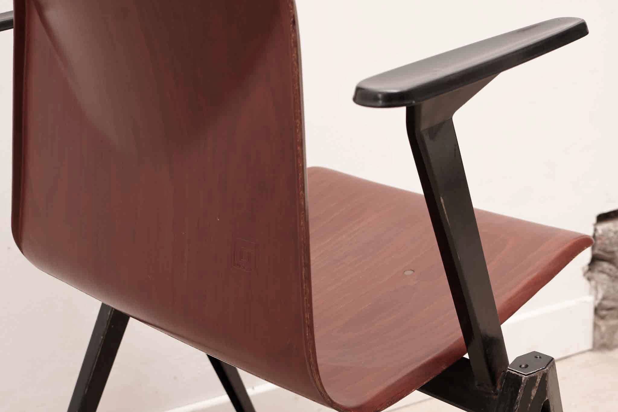Chaise Galvanitas S22 accoudoirs acajou et noir