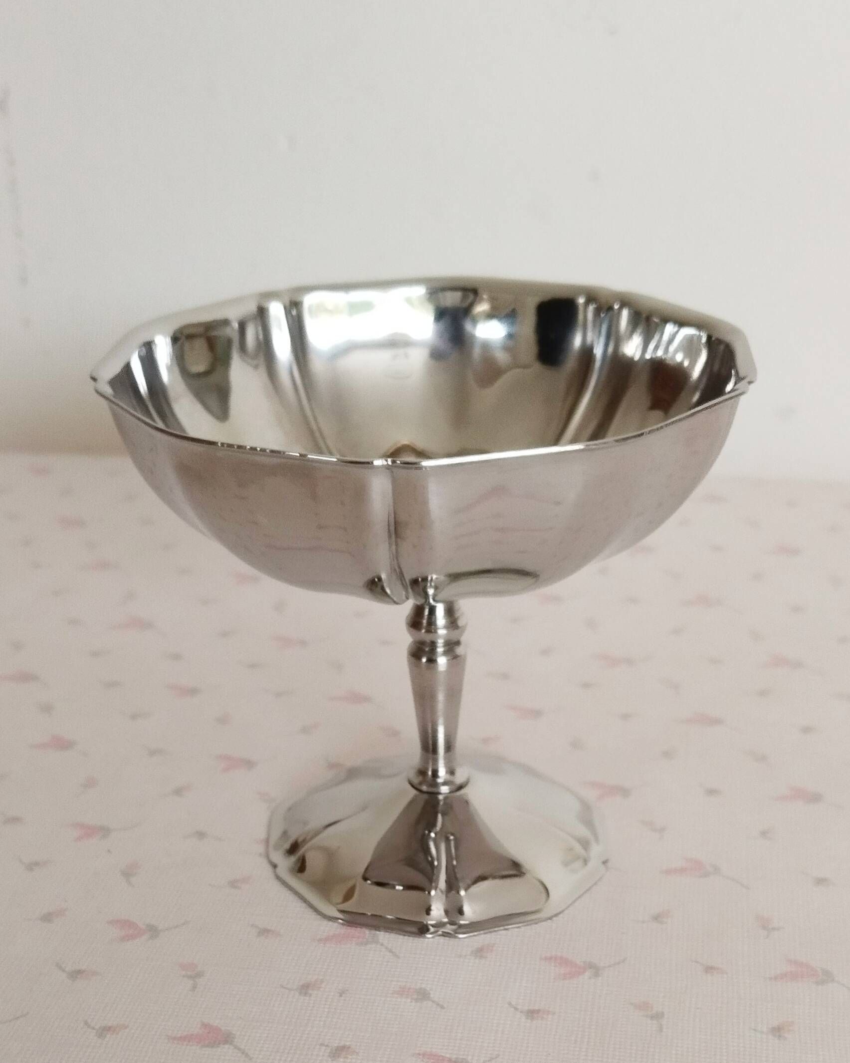 Ice cream or sorbet cups on foot, in 18/10 stainless steel