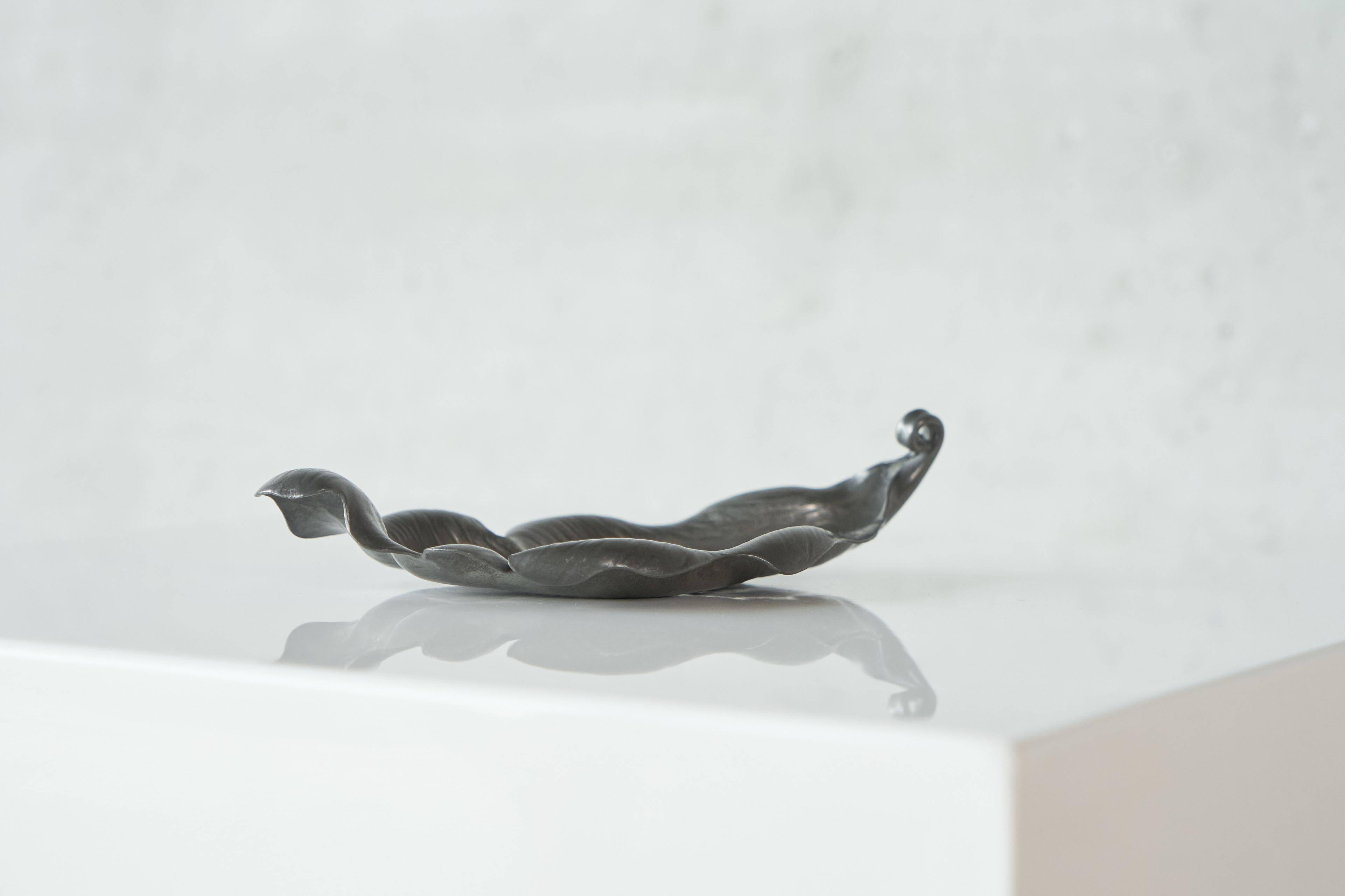 Mid-century leaf-shaped tray in tin from the 1960s.