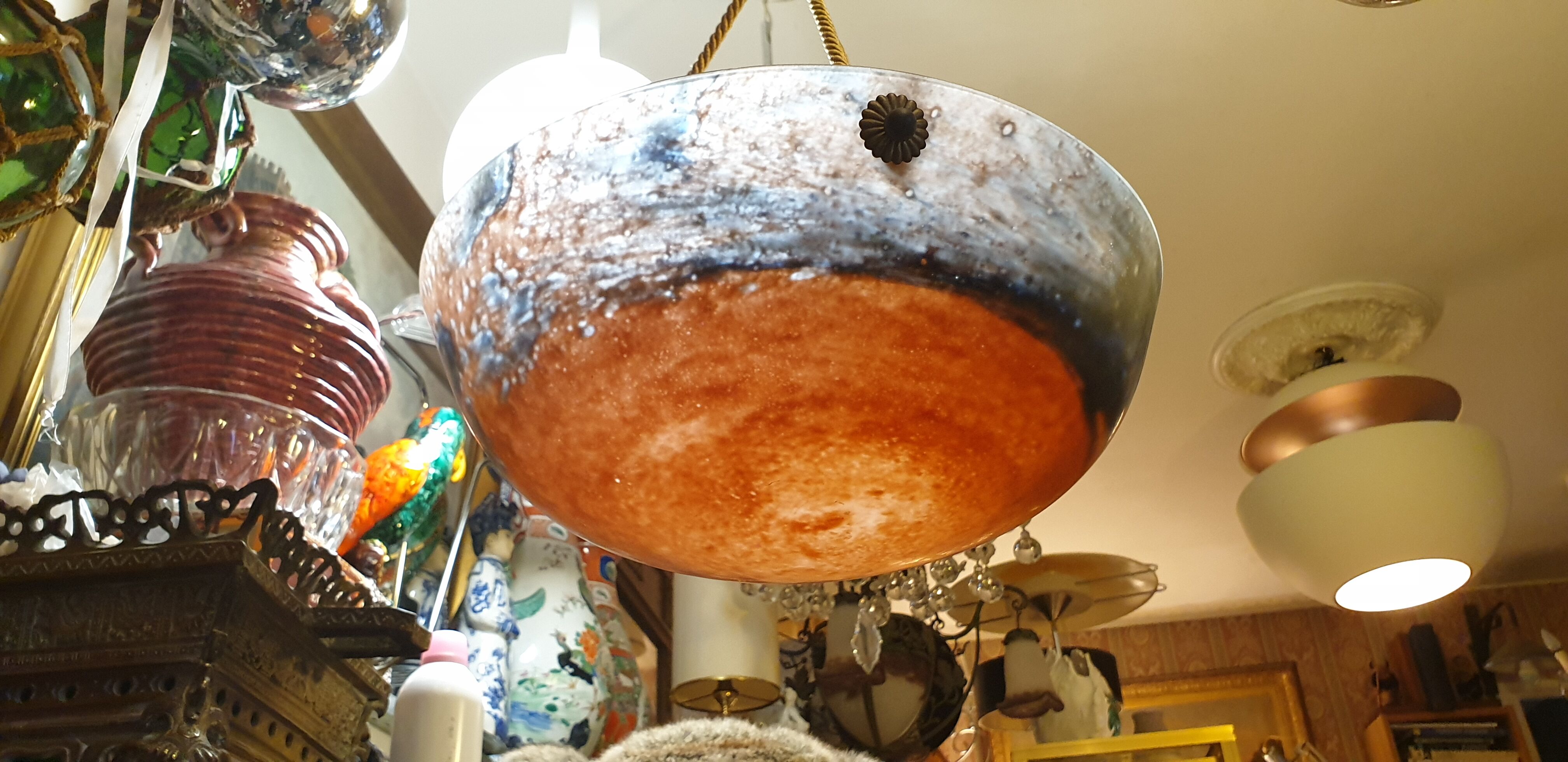 Suspension orange speckled glass paste