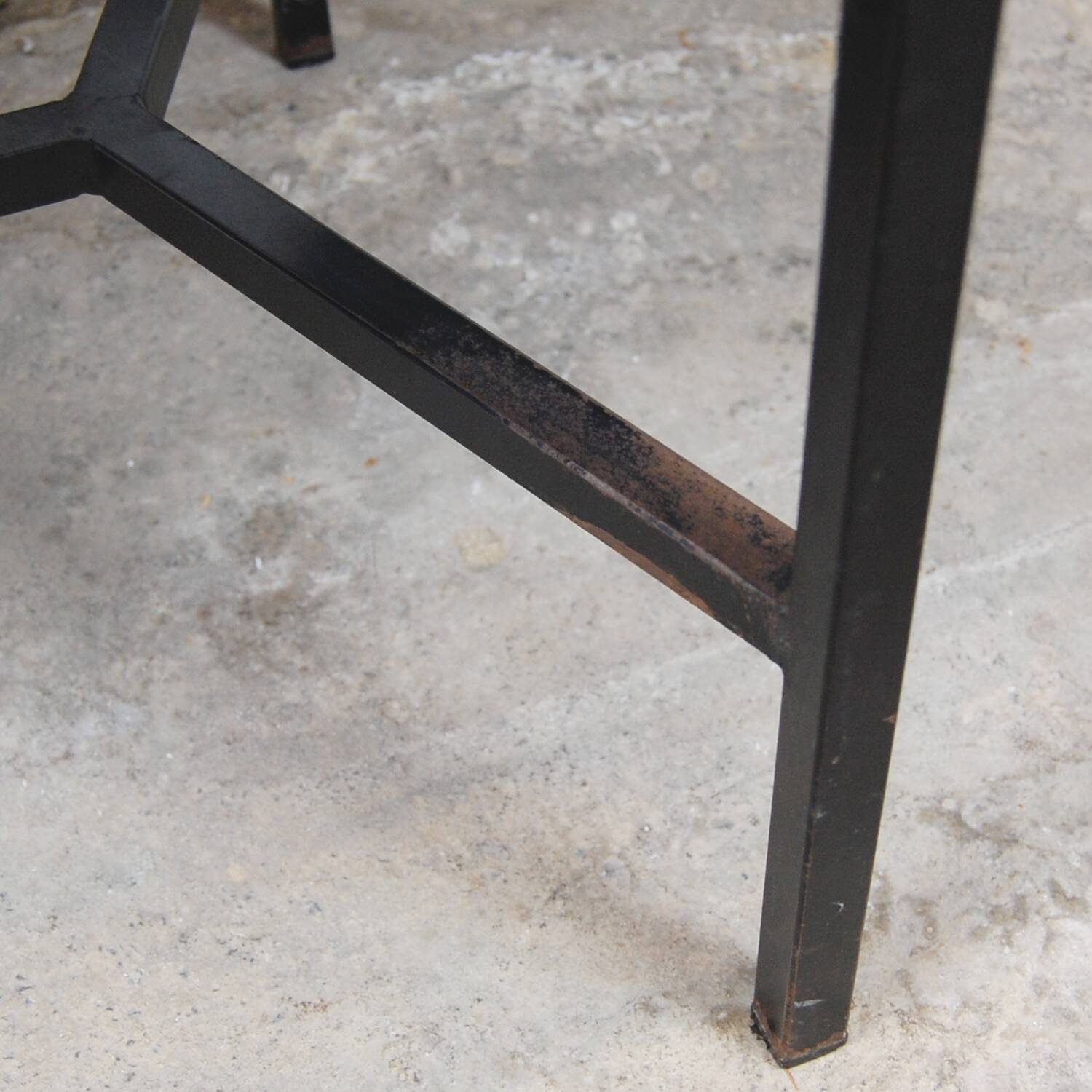 Table de salon "59" par Pierre Guariche, édition Meurop 1959