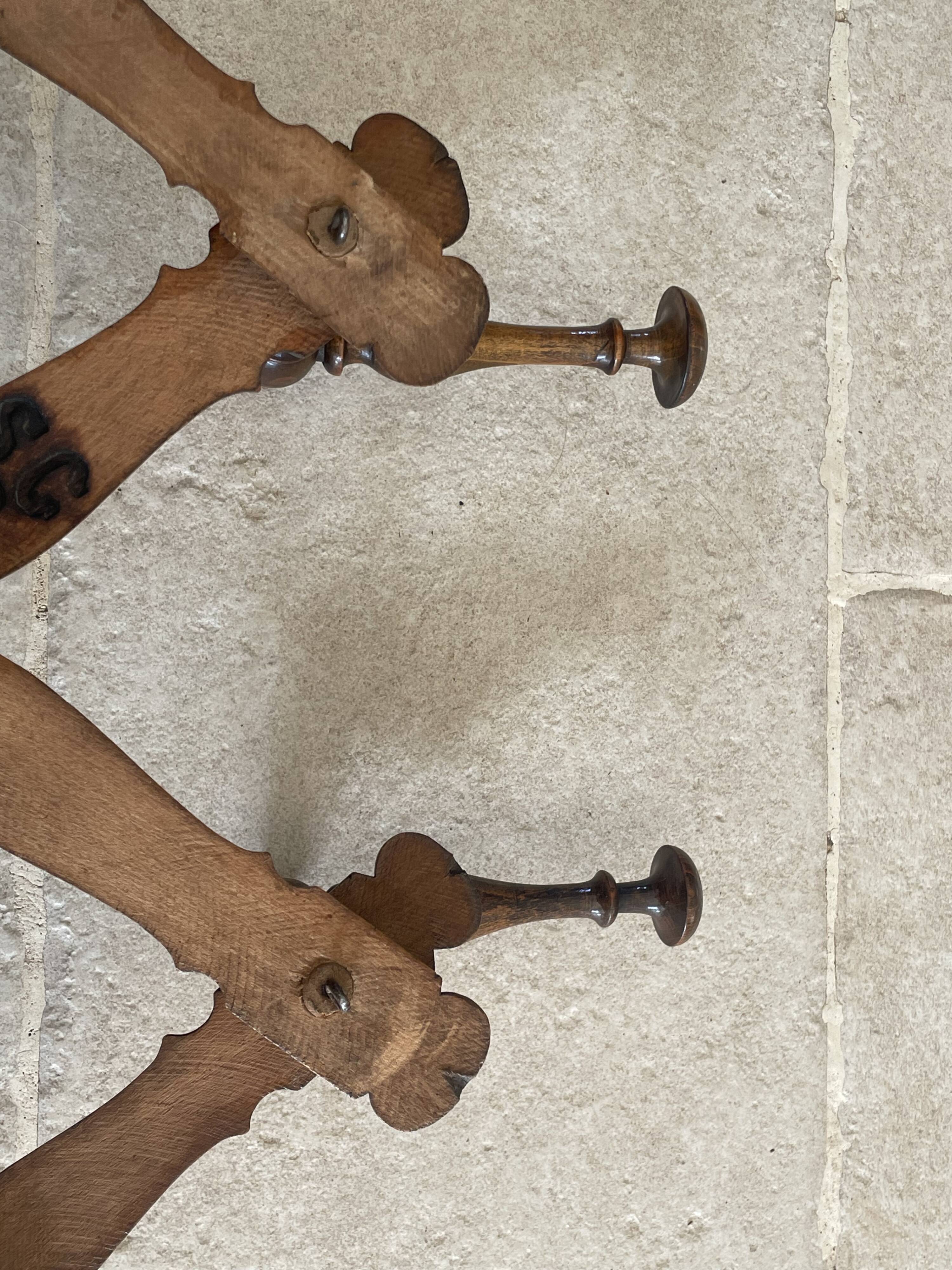 Wall-mounted accordion coat rack made of turned wood